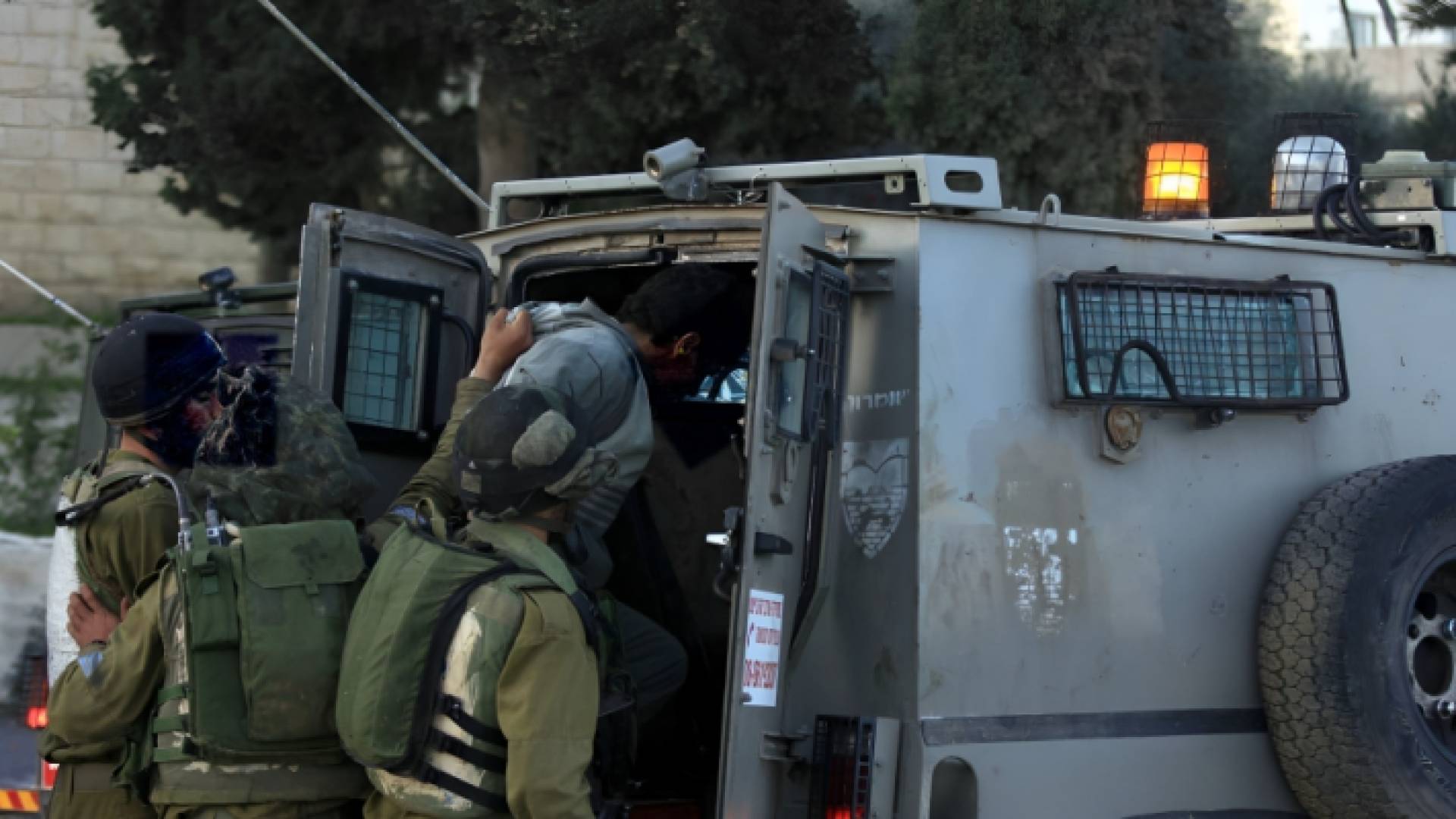 قوات الاحتلال تعتقل فلسطينيين