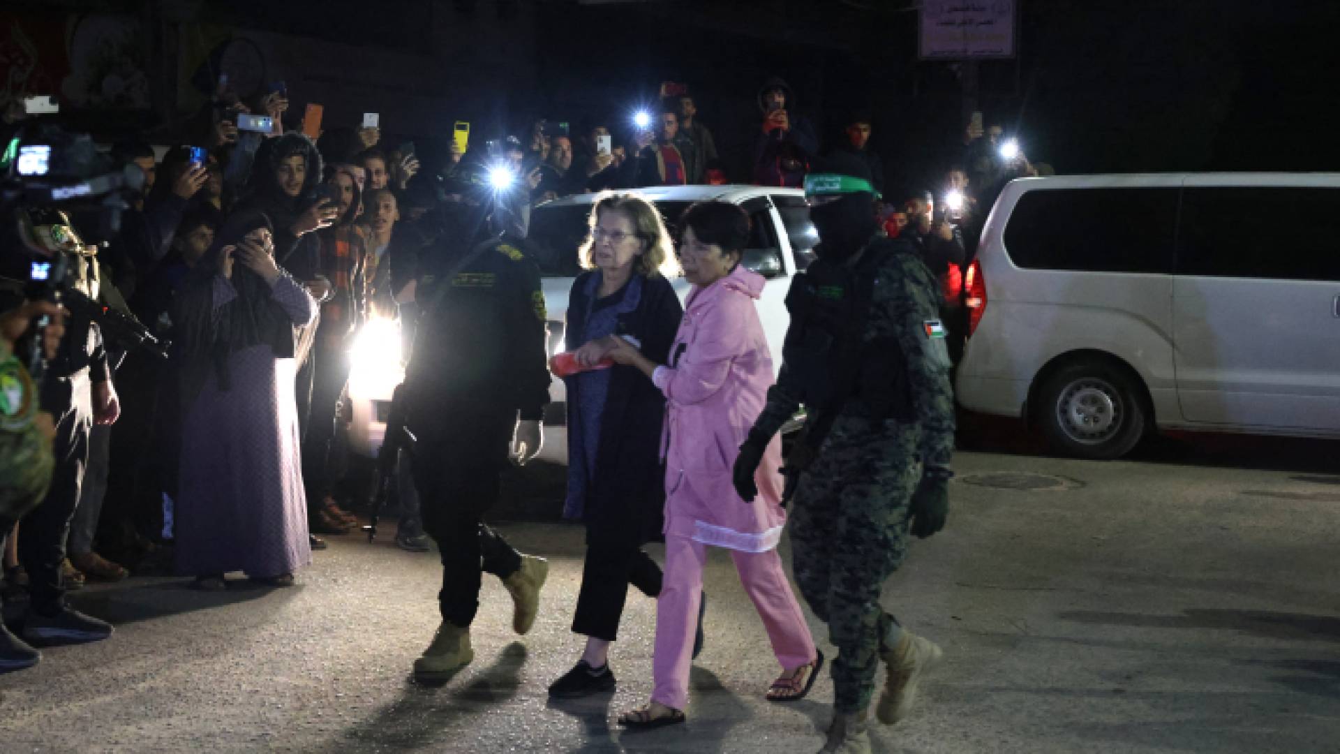 كتائب القسام وسرايا القدس يسلمان محتجزتان للصليب الأحمر