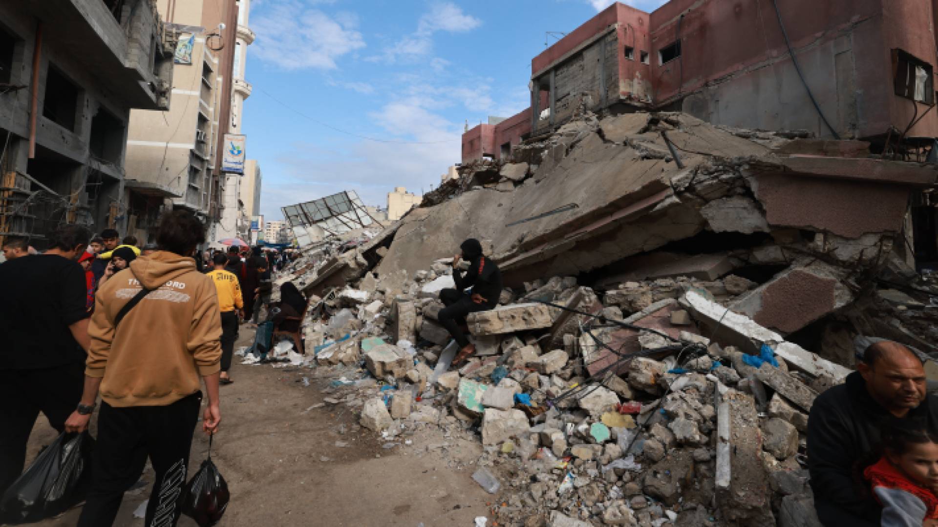 دمار خلفه قصف الاحتلال الإسرائيلي في خان يونس بغزة