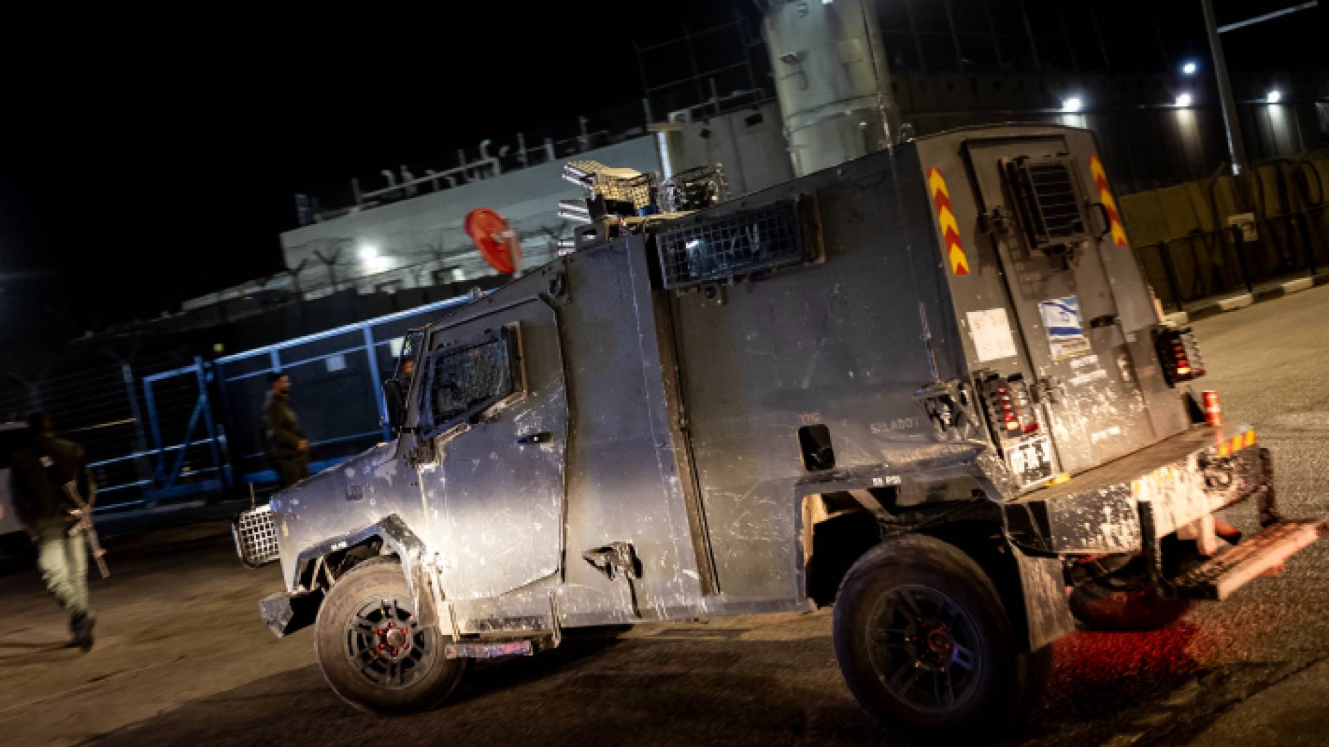 آلية عسكرية تابعة للاحتلال الإسرائيلي قرب سجن عوفر