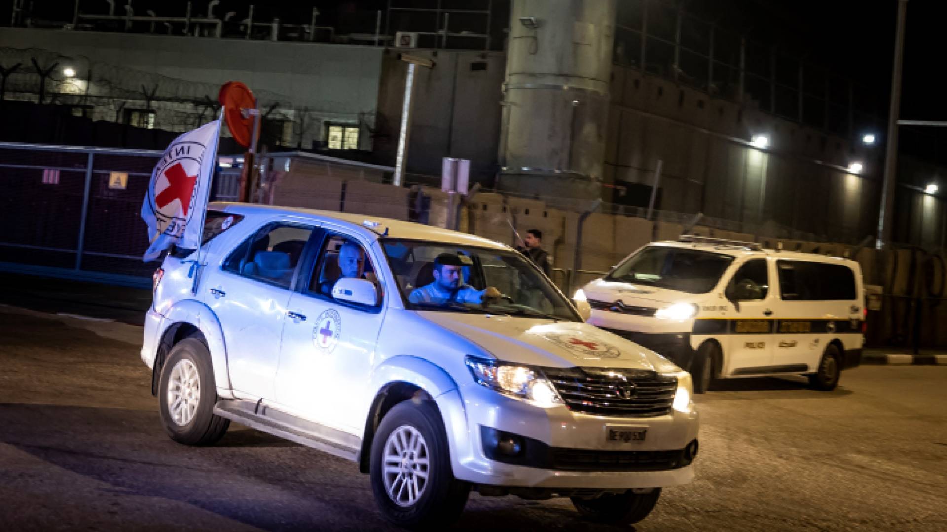 سيارة تابعة للصليب الأحمر تحمل محتجزين