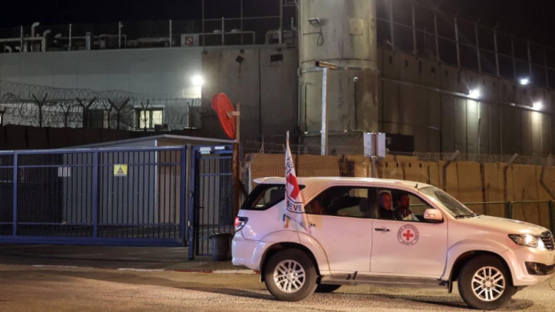 مركبة تابعة للصليب الأحمر قرب سجن عوفر