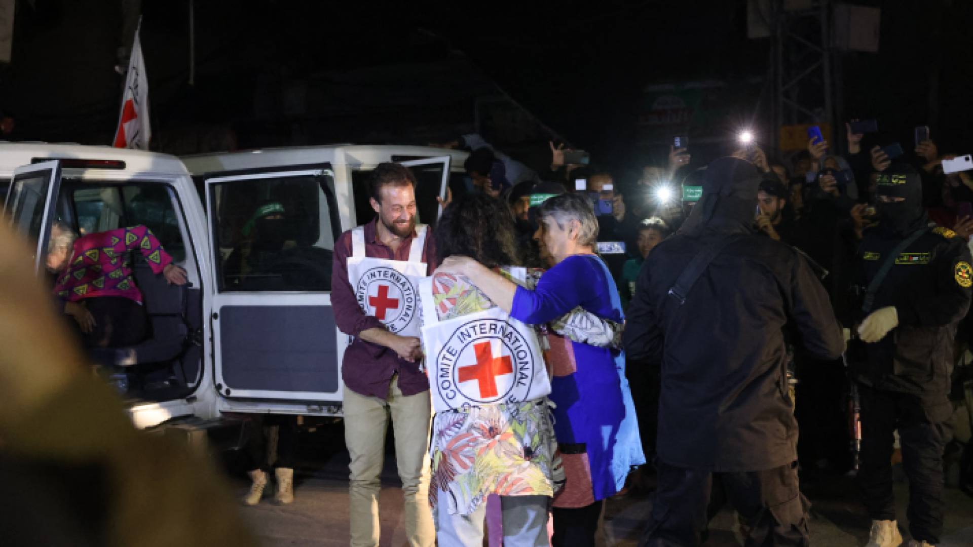 أثناء تسلم الصليب الاحمر أحد المحتجزات لدى المقاومة