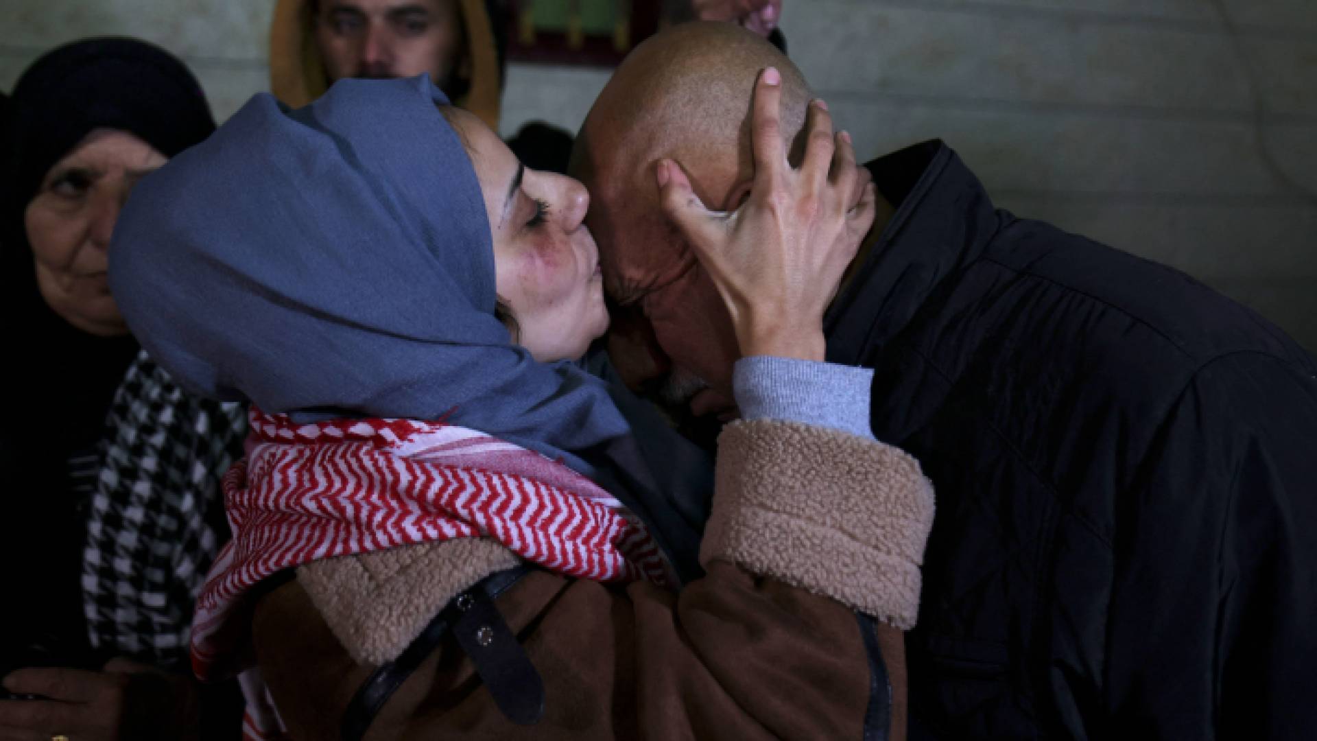 الأسيرة الفلسطينية المفرج عنها لميس أبو عرقوب تقبل والدها بعد إطلاق سراحها