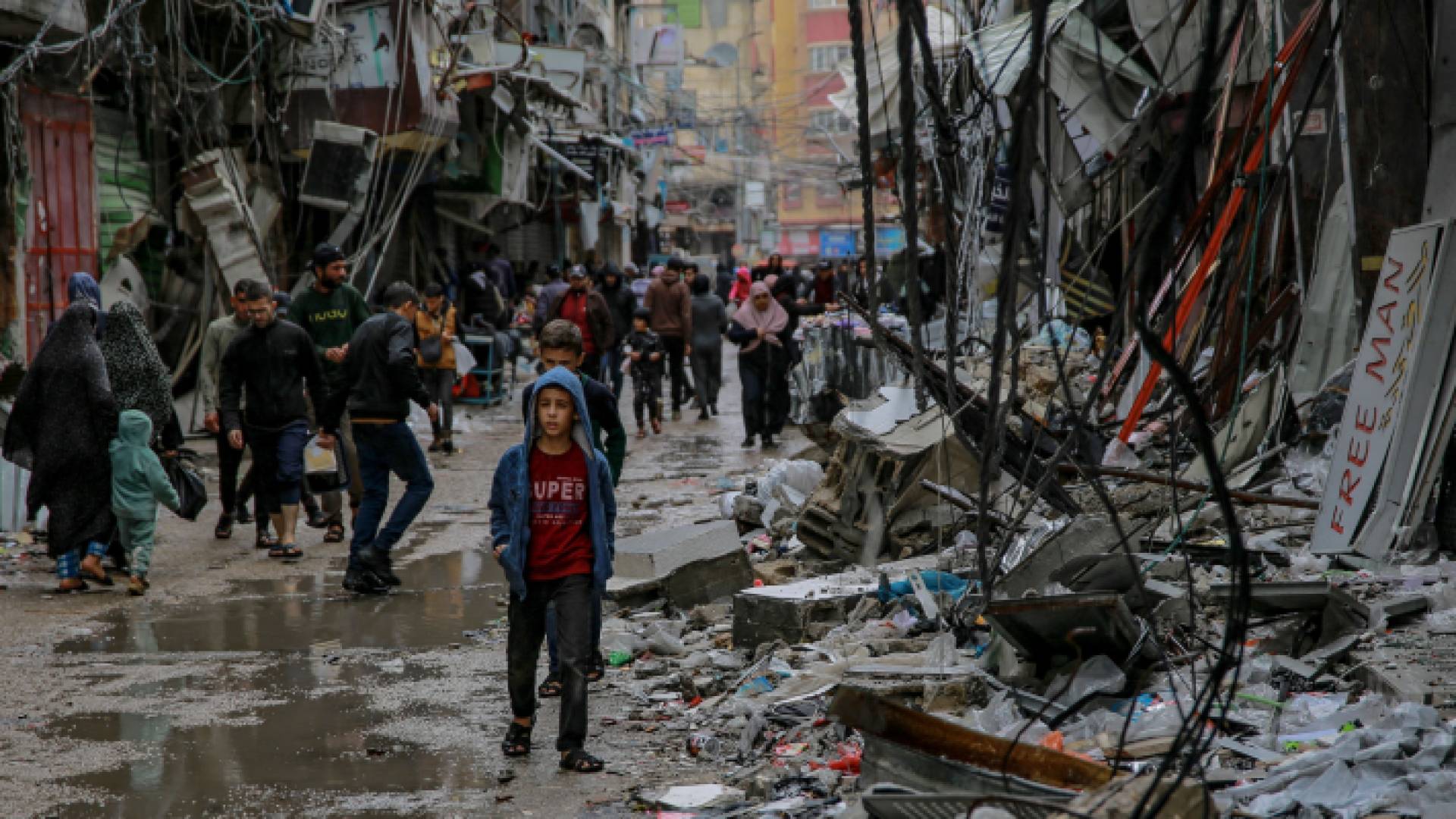 فلسطينيون في احد شوارع غزة بعد تعرلاضه لقصف الاحتلال الإسرائيلي