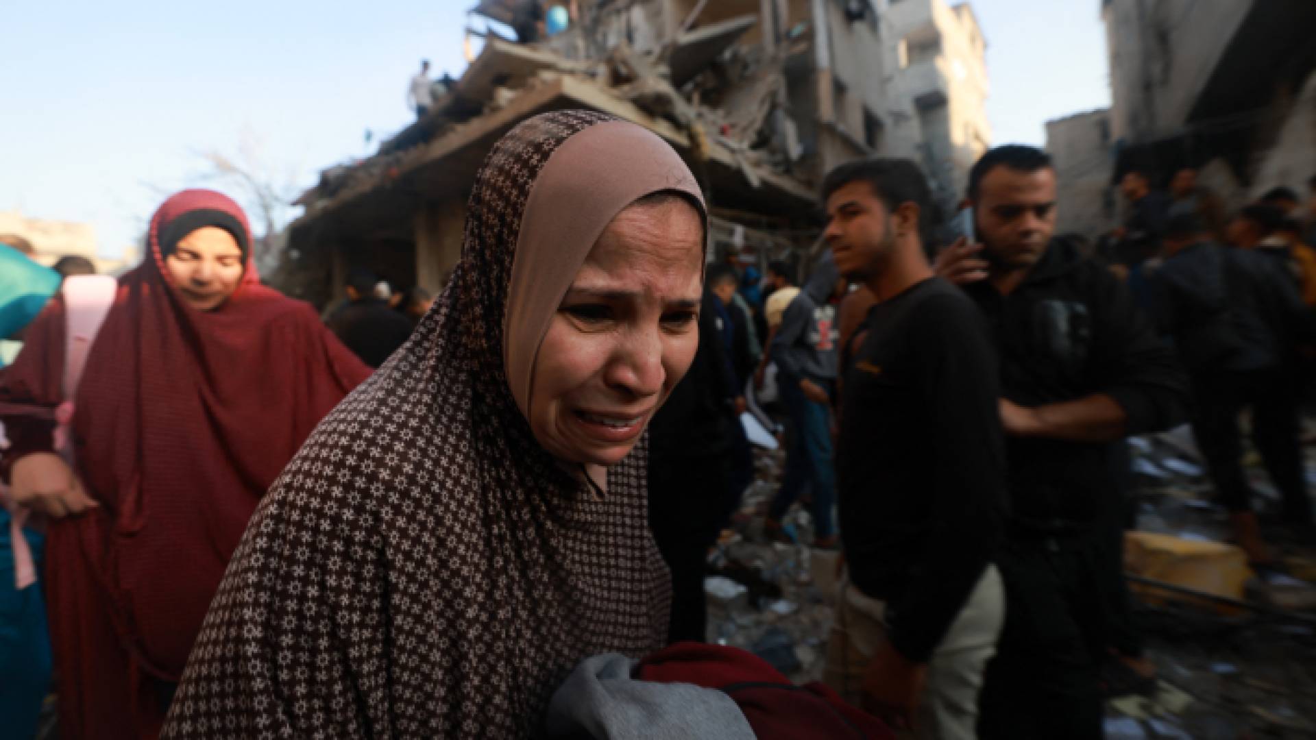 فلسطينية عقب استهداف قوات الاحتلال غزة