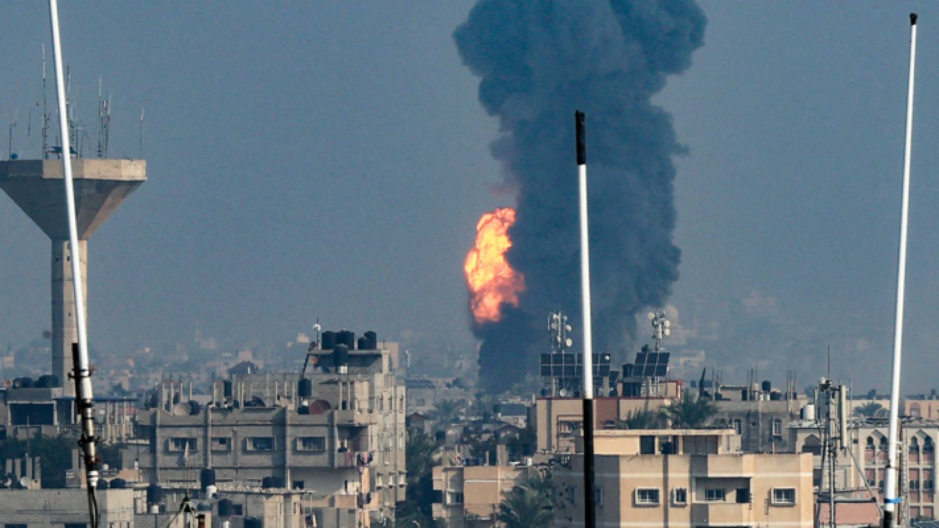 لحظة استهداف الاحتلال الإسرائيلي أحد المواقع في غزة