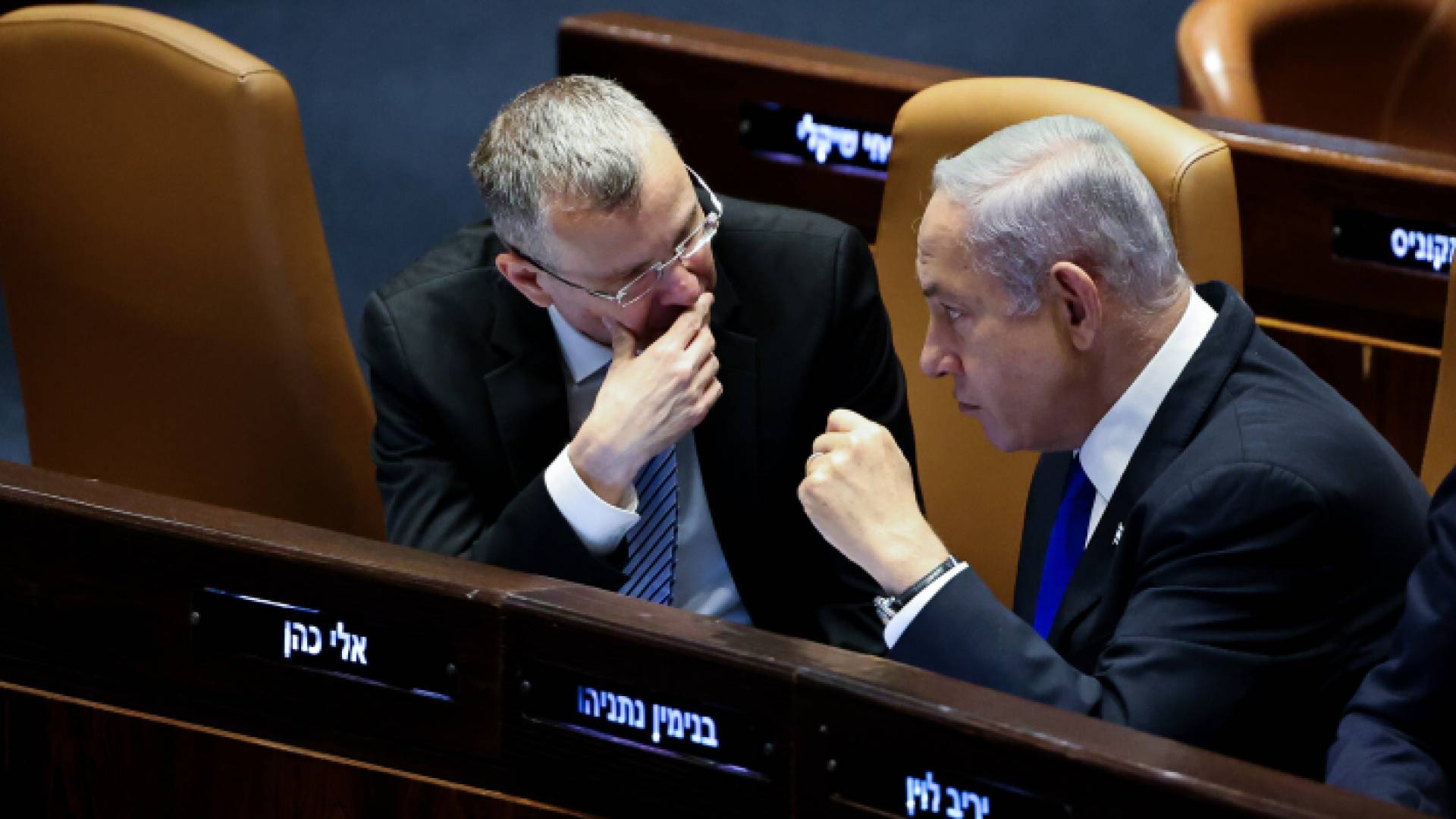 رئيس حكومة الاحتلال - بنيامين نتنياهو وأحد مستشاريه