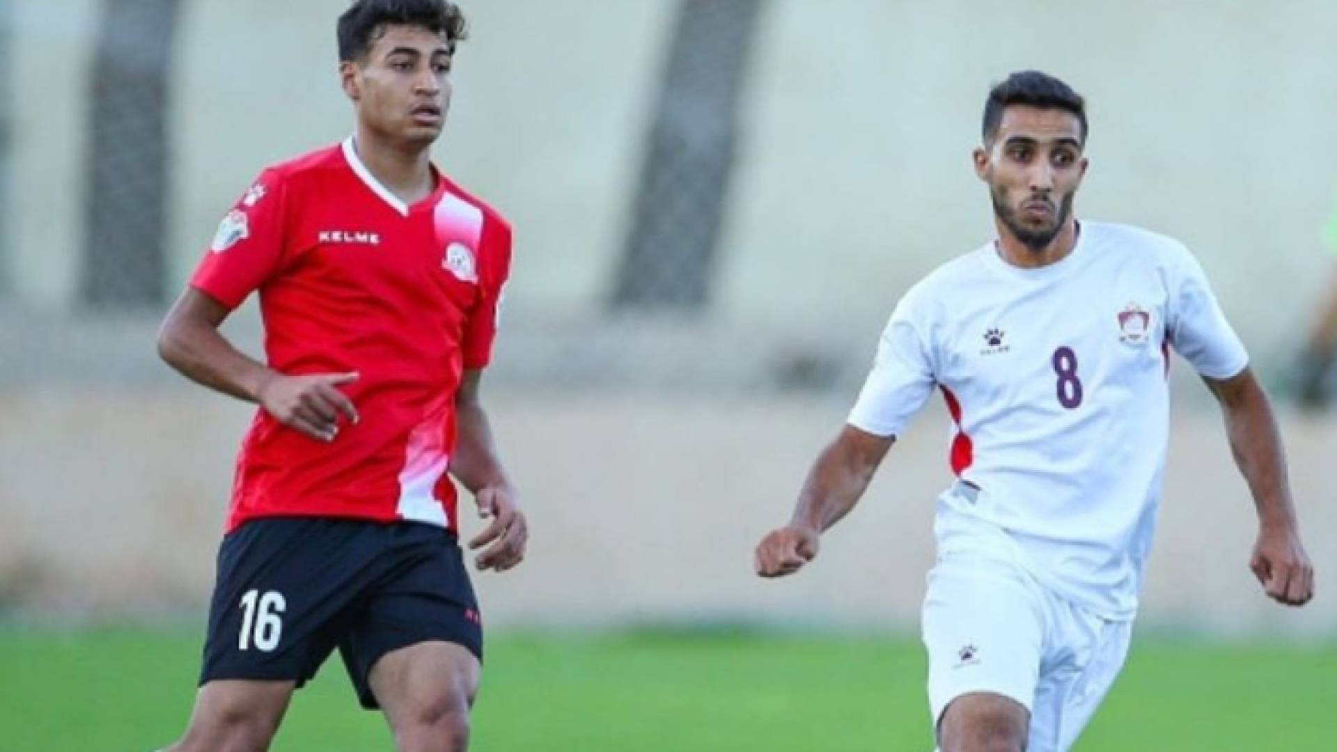 لاعب فريق معان أحمد العواودة ولاعب شباب الأردن فضل هيكل