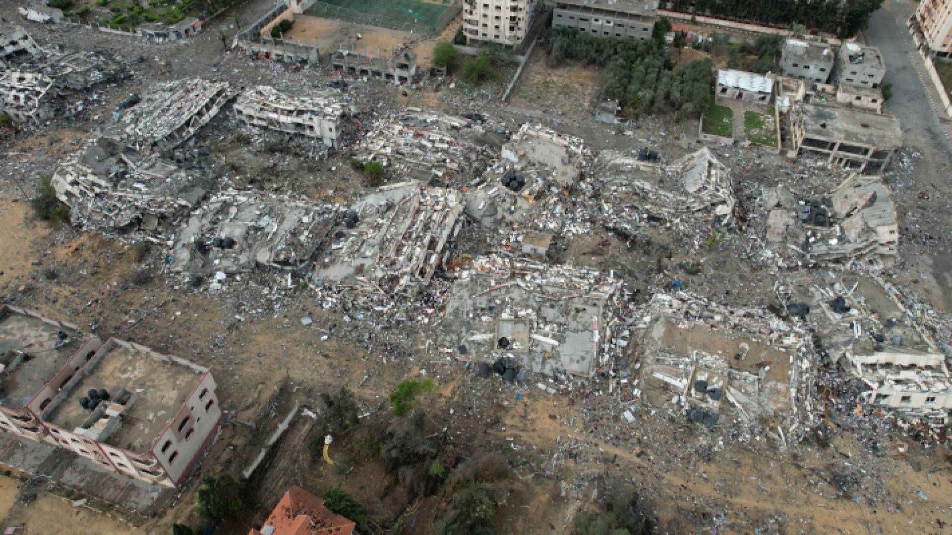 فلسطينيون عقب دمار منزل في غزة