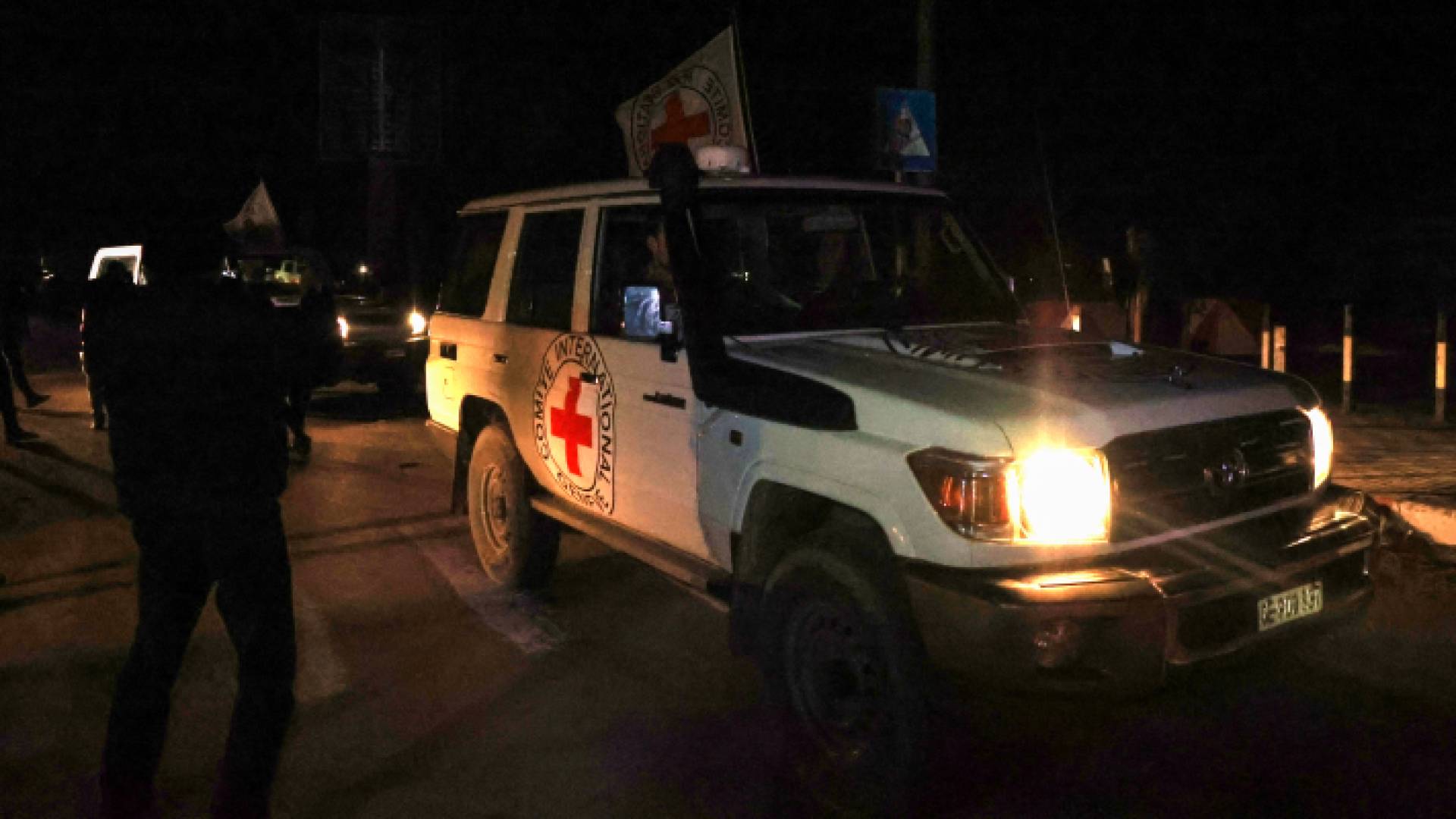 مركبة الصليب الأحمر تقل محتجزين