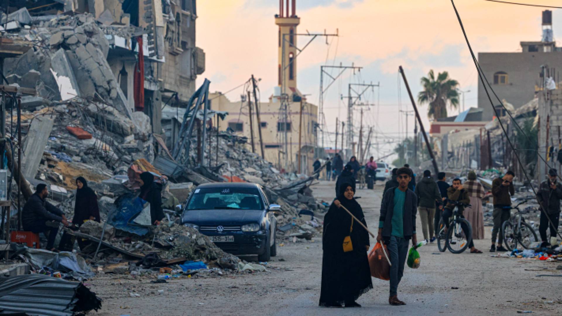 فلسطينيون في أحد شوارع غزة بعد قصف الاحتلال الإسرائيلي لمنازلهم