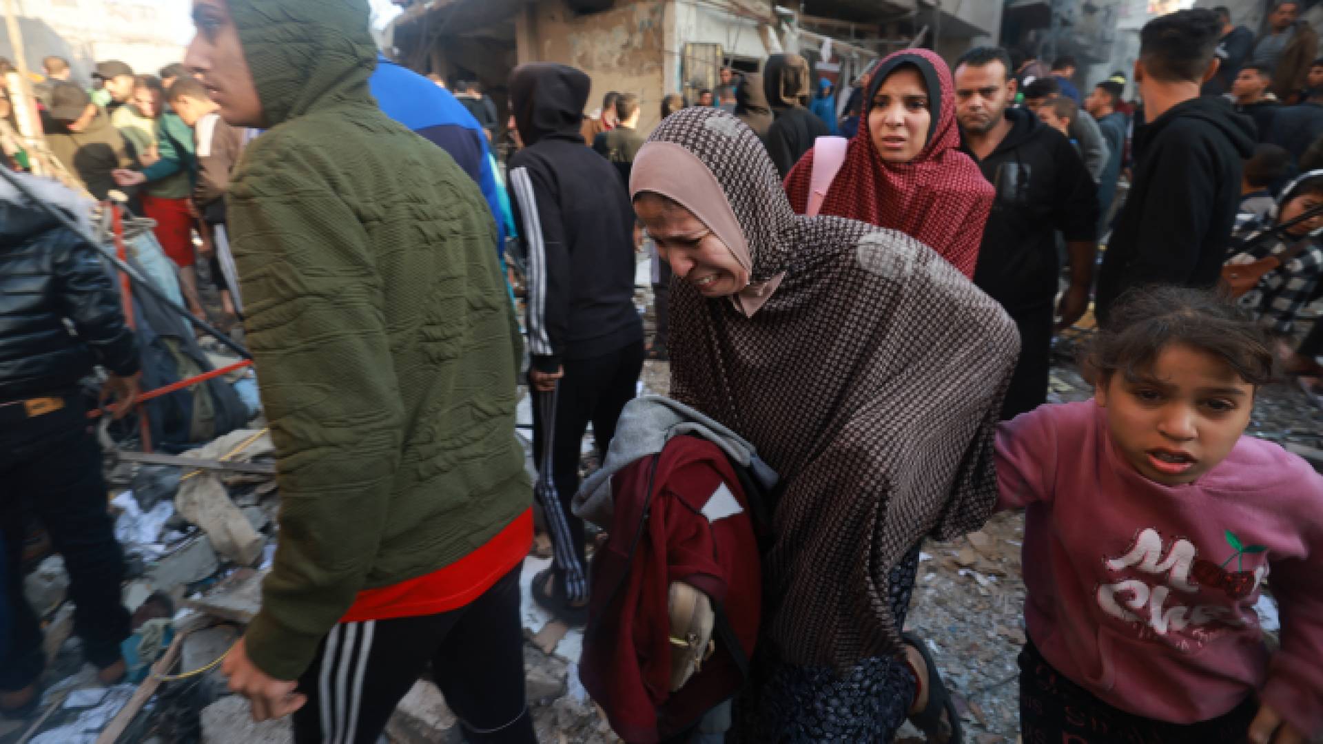 قوات الاحتلال تواصل استهداف المدنيين في غزة