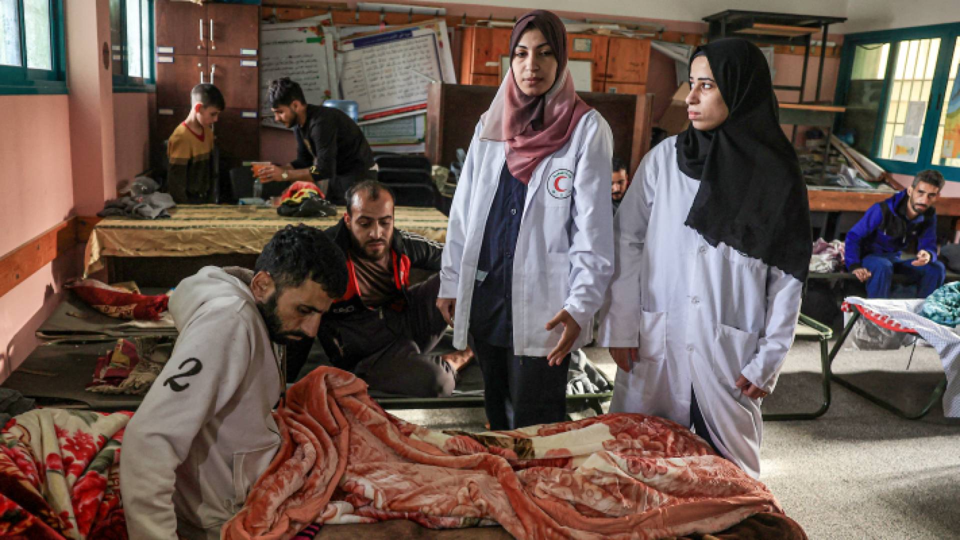 مصابون في مستشفى لتلقي الخدمات الطبية في شمال القطاع