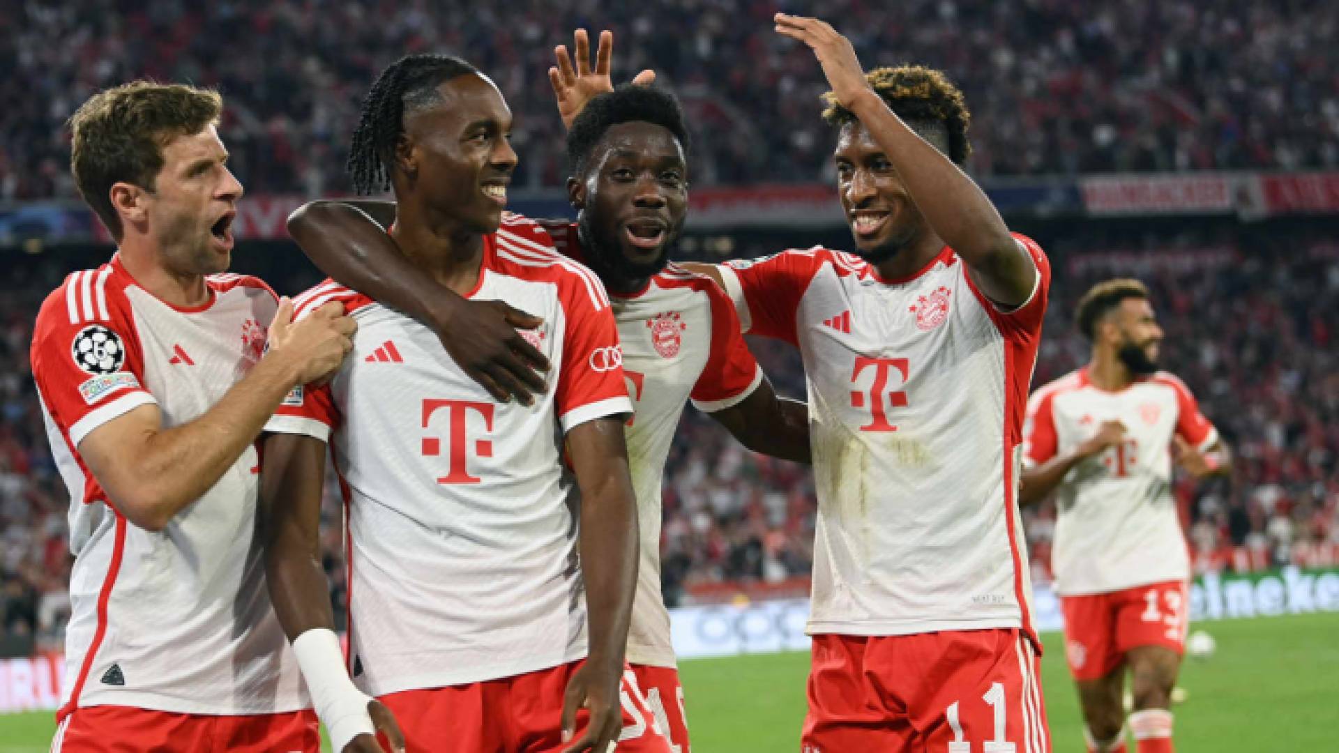 لاعبو بايرن ميونخ يحتفلون بهدف سابق