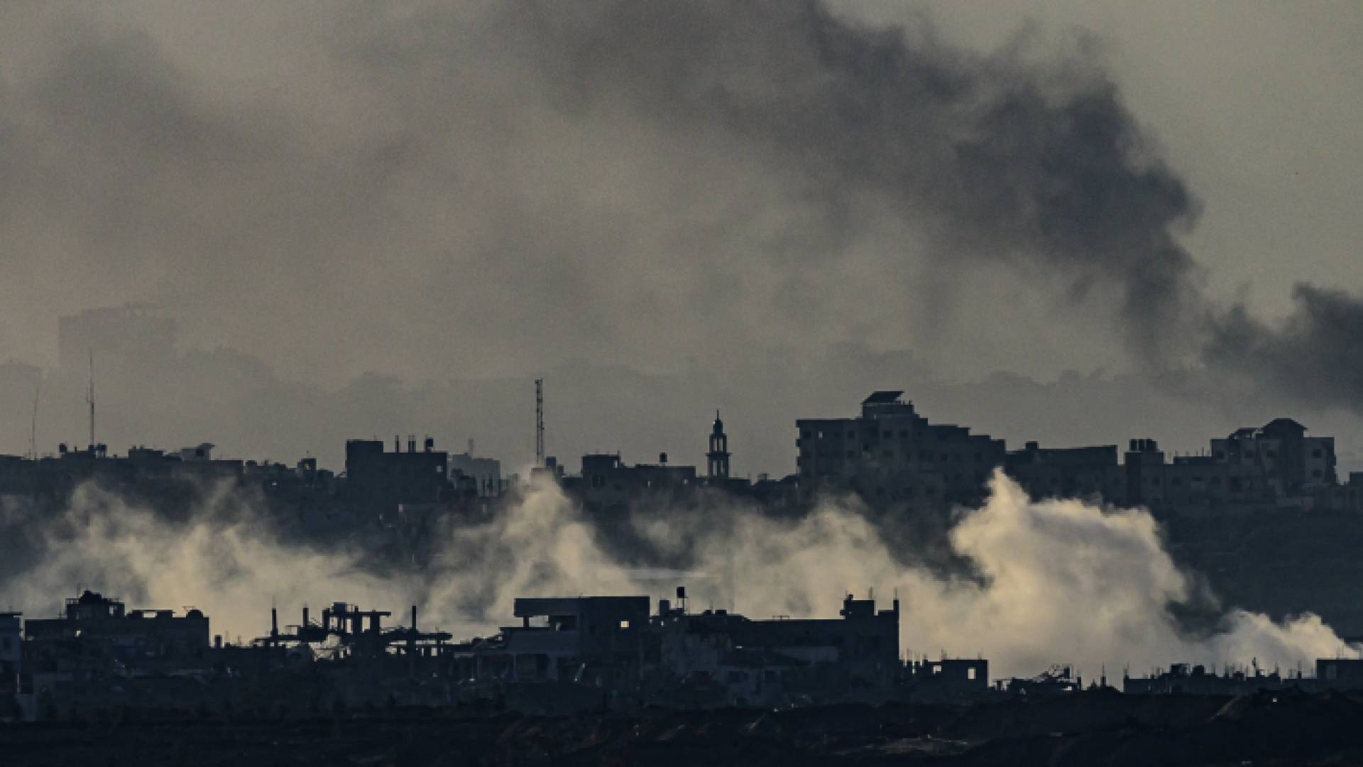 قصف عنيف يستهدف بنايات سكنية في غزة