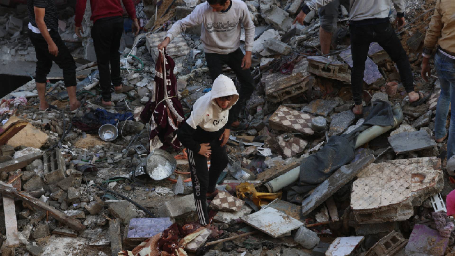 فلسطينيون على أنقاض منازلهم عقب قصفها من الاحتلال الإسرائيلي