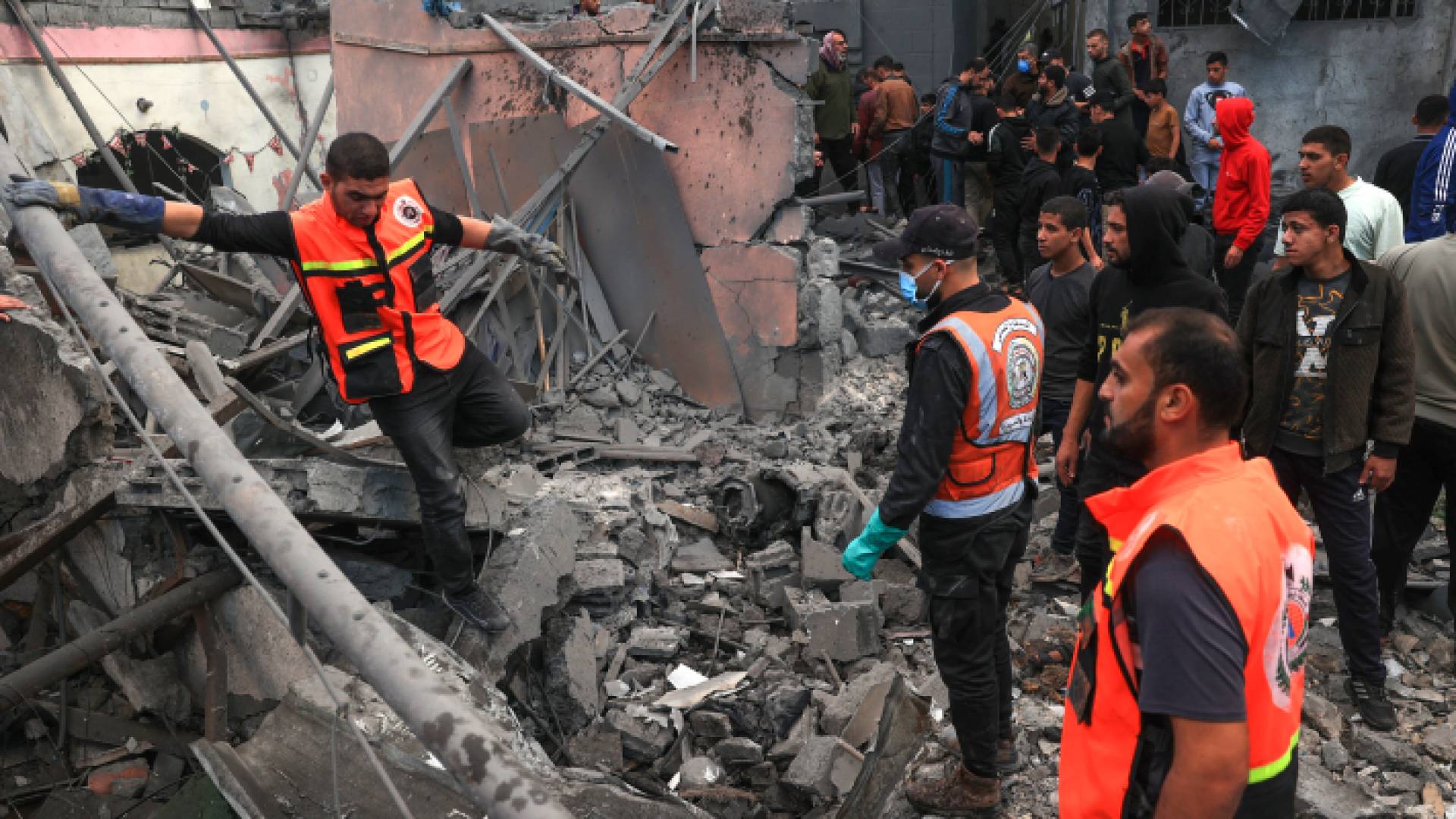 فلسطينيون يبحثون عن ناجين تحت الأنقاض في قطاع غزة