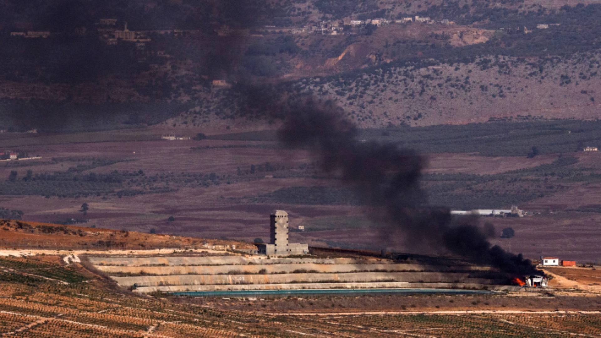 ألسنة اللهب والدخان تتصاعد من مبنى زراعي في سهل الخيام بجنوب لبنان بعد قصفه