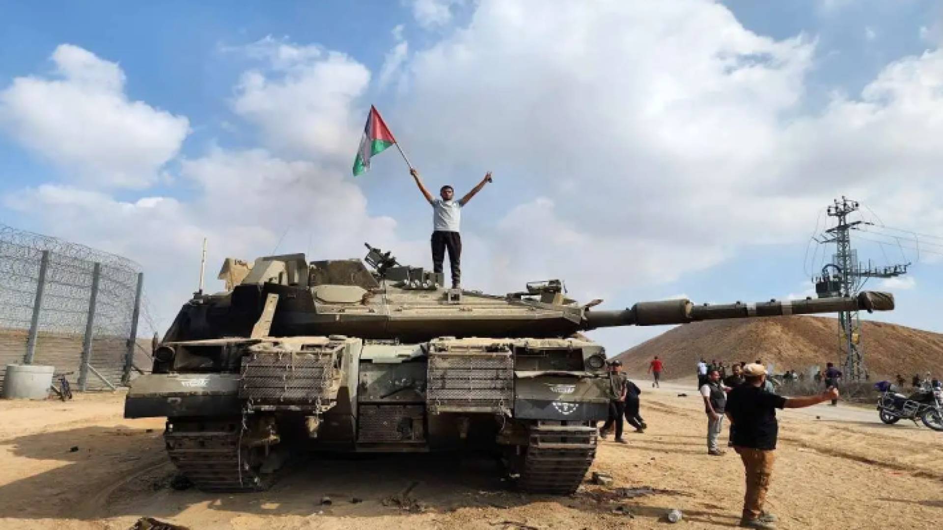 رفع علم فلسطين فوق دبابة للاحتلال خلال طوفان الأقصى