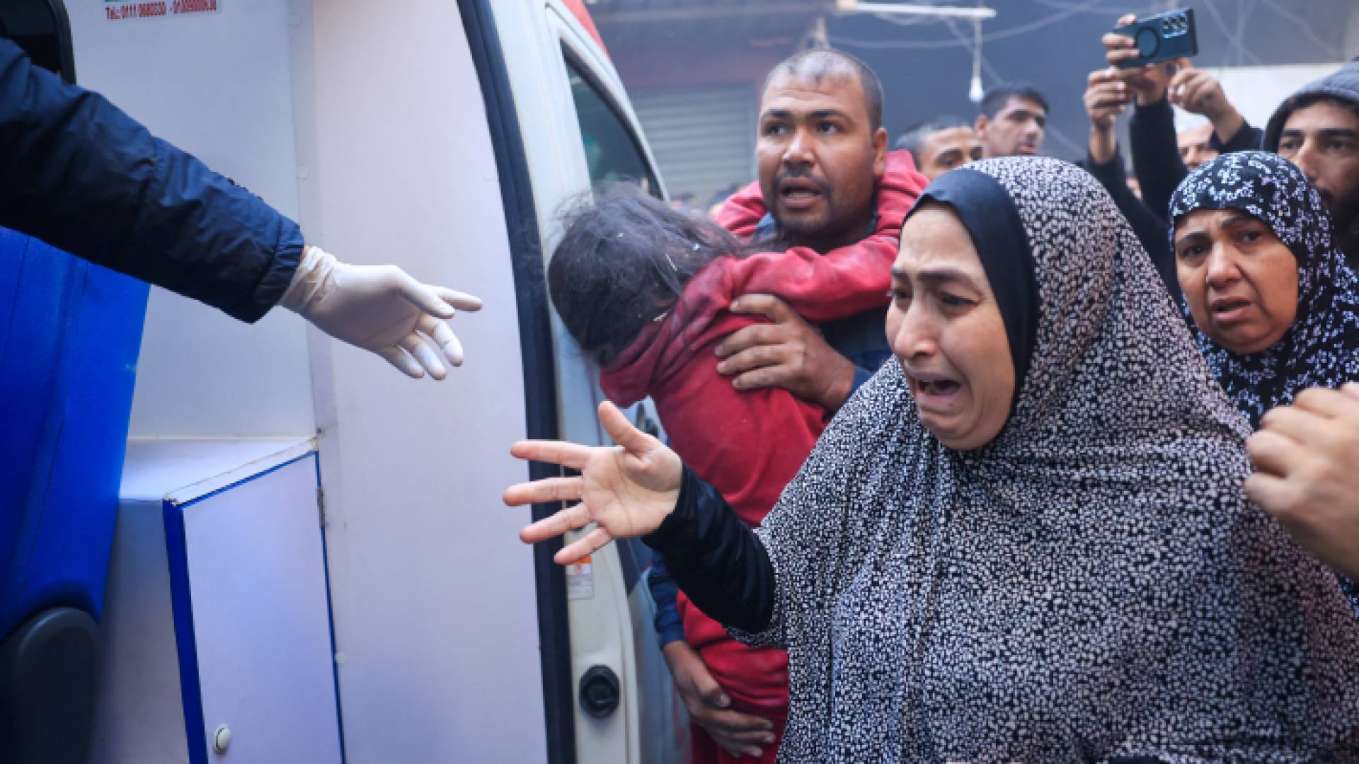 فلسطينية تبكي عقب استهداف منزلها في قطاع غزة