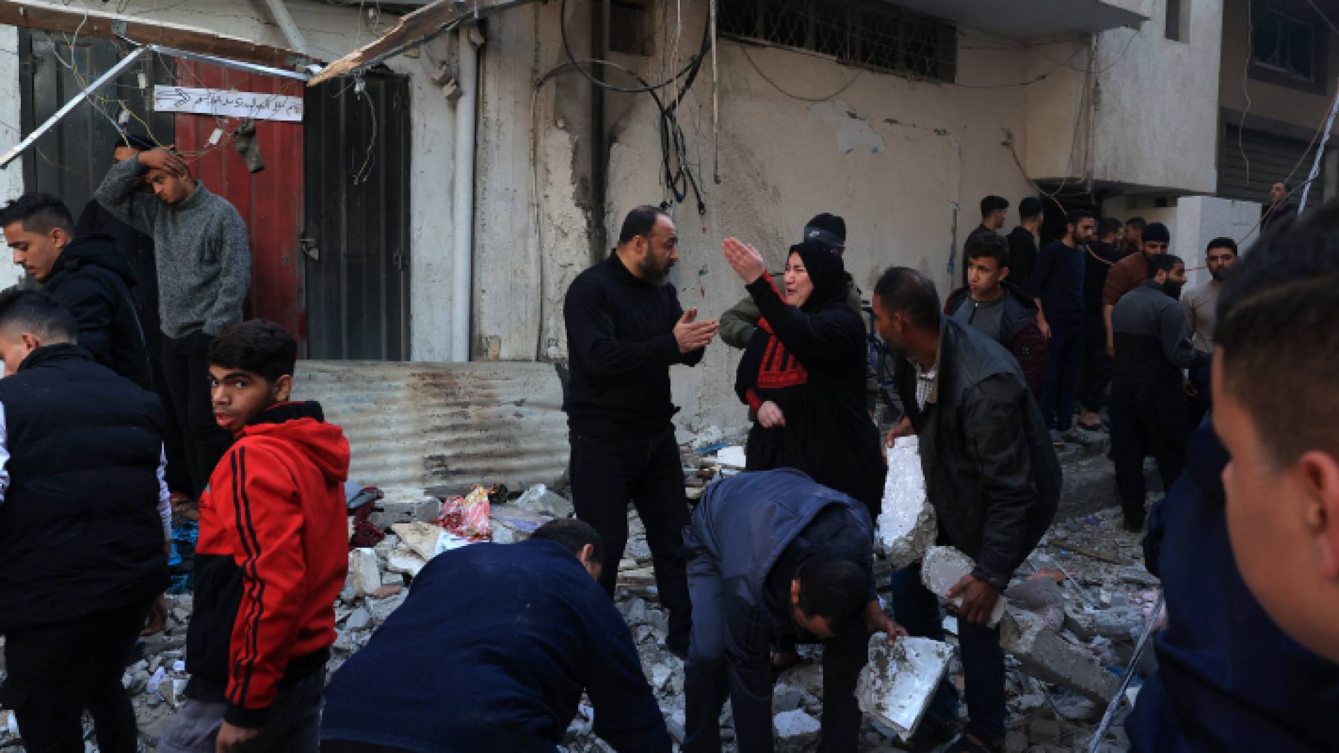 فلسطينية تبكي عقب استهداف الاحتلال منزلها في غزة