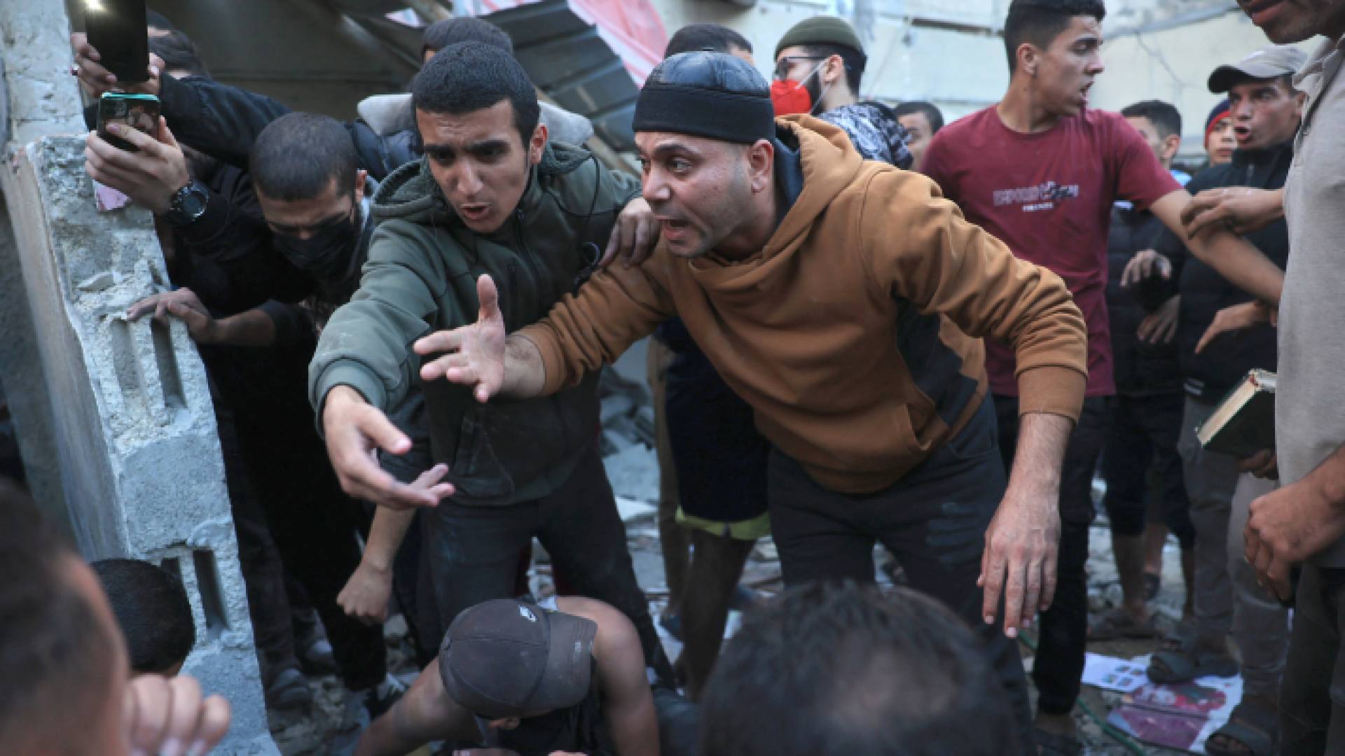 فلسطينيون يرفعون أنقاض منزل دمره الاحتلال في قطاع غزة