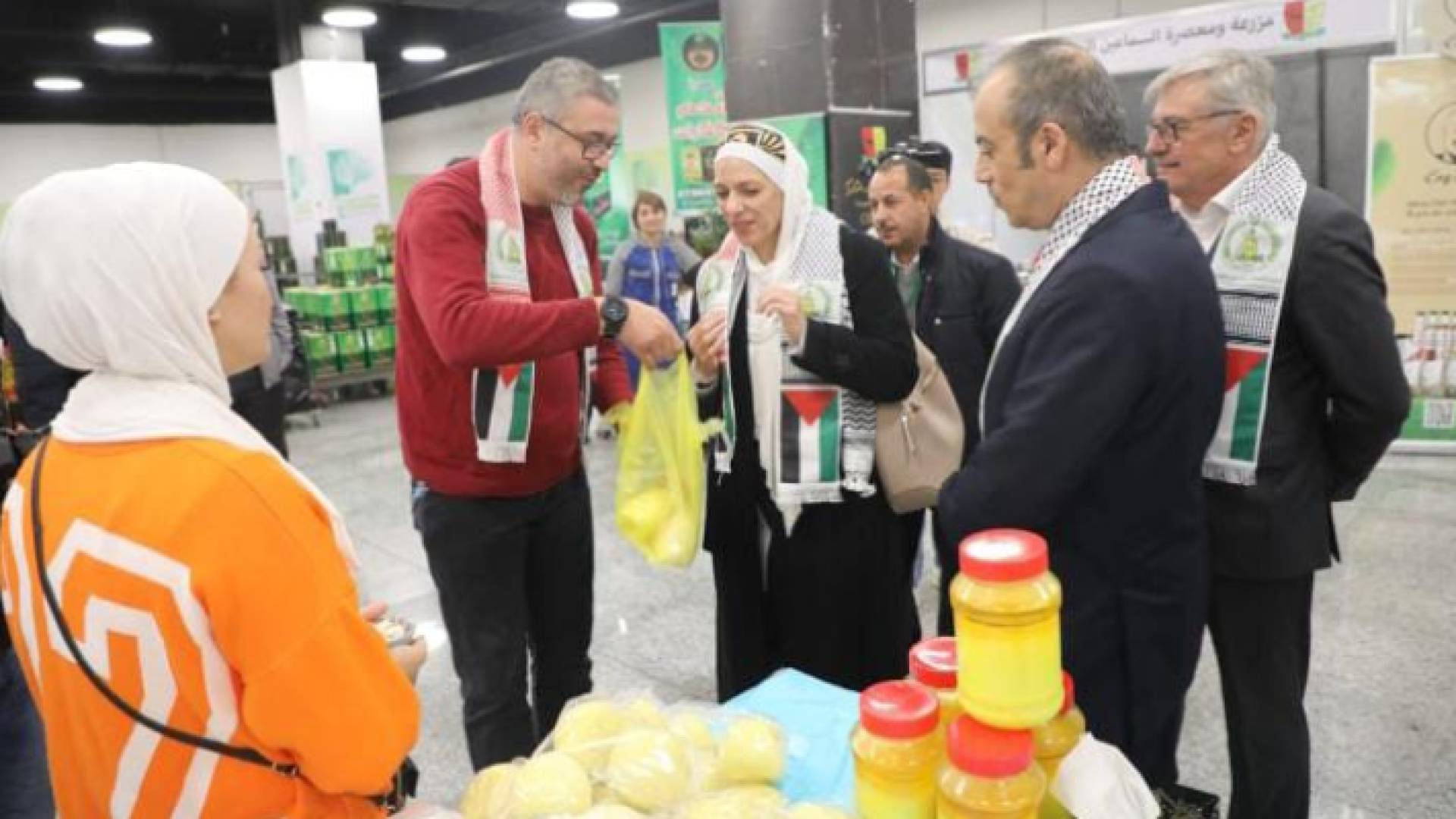 مشاركون في مهرجان الزيتون