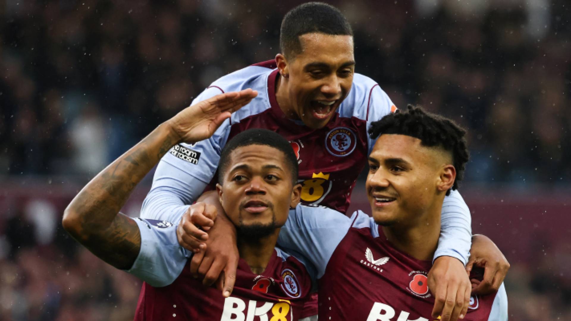 لاعبو أستون فيلا يحتفلون بهدف سابق