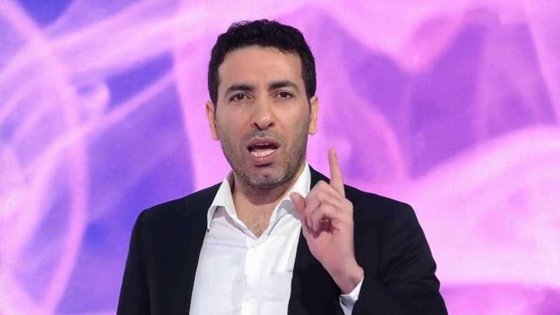 من استوديو تحليلي