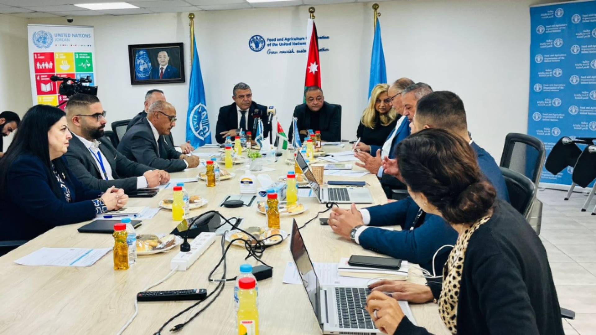 الصورة خلال توقيع الاتفاقية