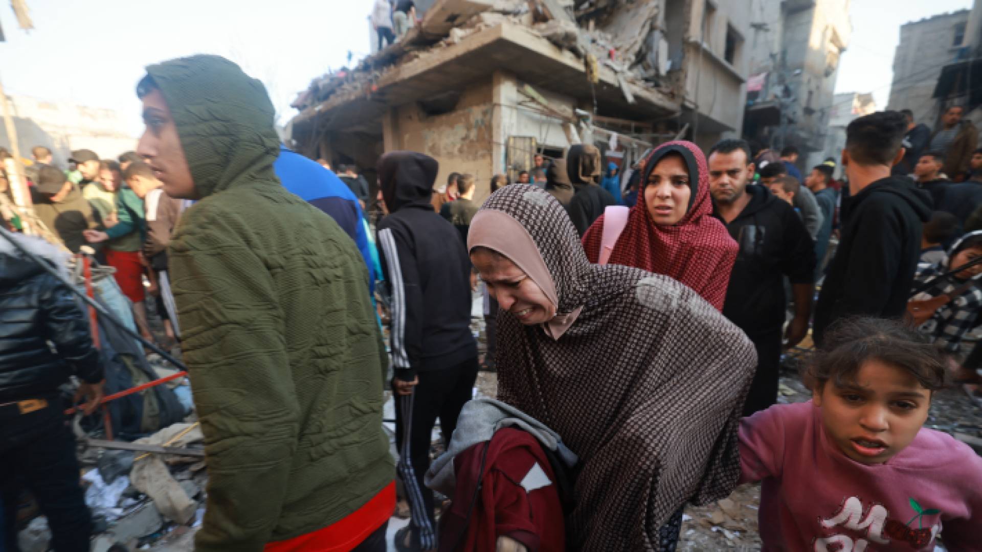 فلسطينيون في اعقاب قصف للاحتلال في مخيم رفح جنوب قطاع غزة