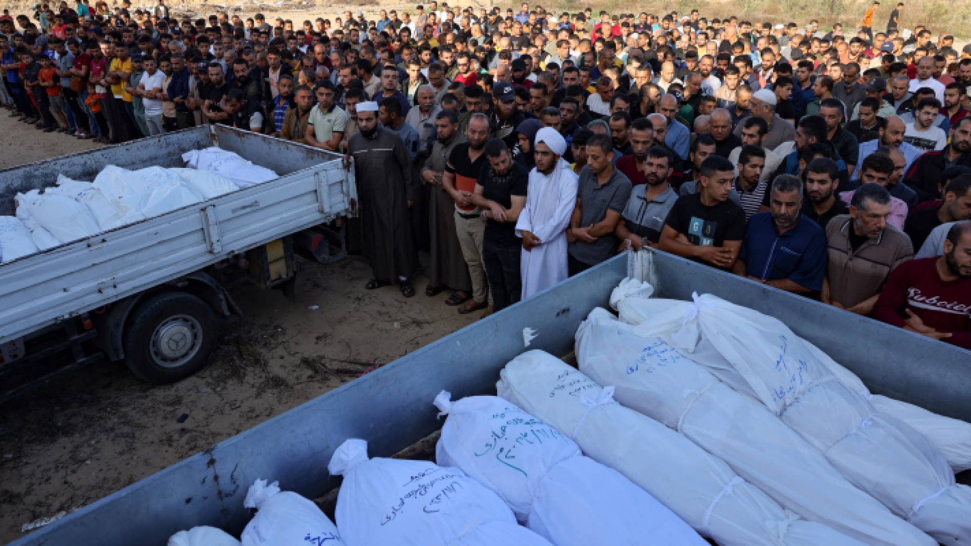 أهل غزة يصلون الجنازة على شهداء القطاع