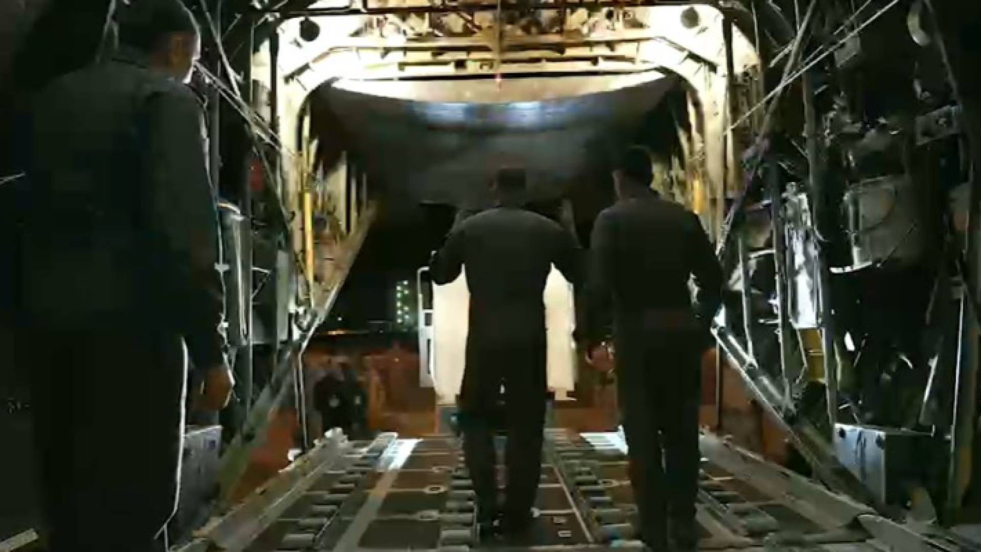 لحظة تنفيذ عملية إنزال جوي للمساعدات