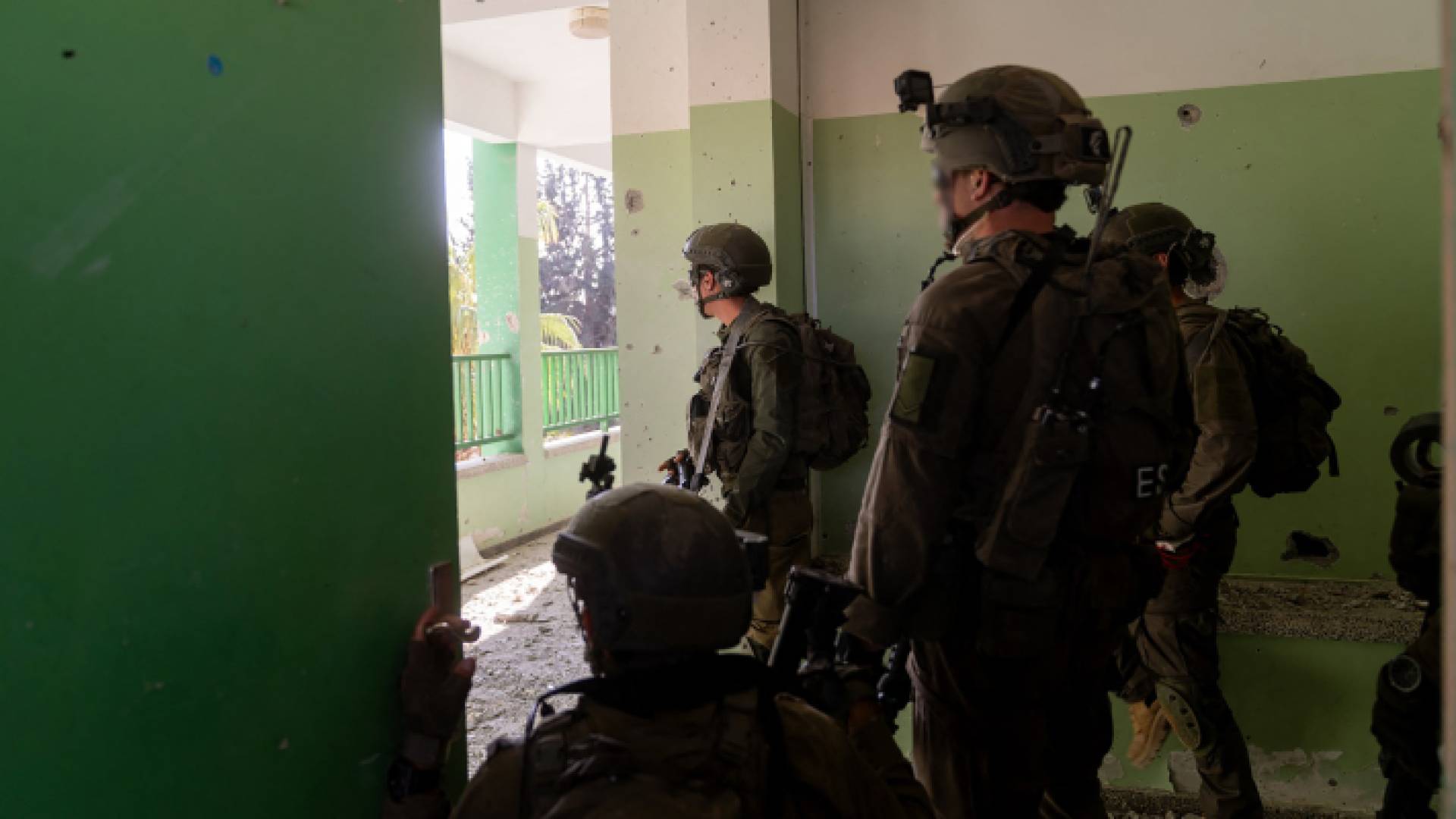 جنود من جيش الاحتلال يتحصنون داخل منزل في شمال قطاع غزة