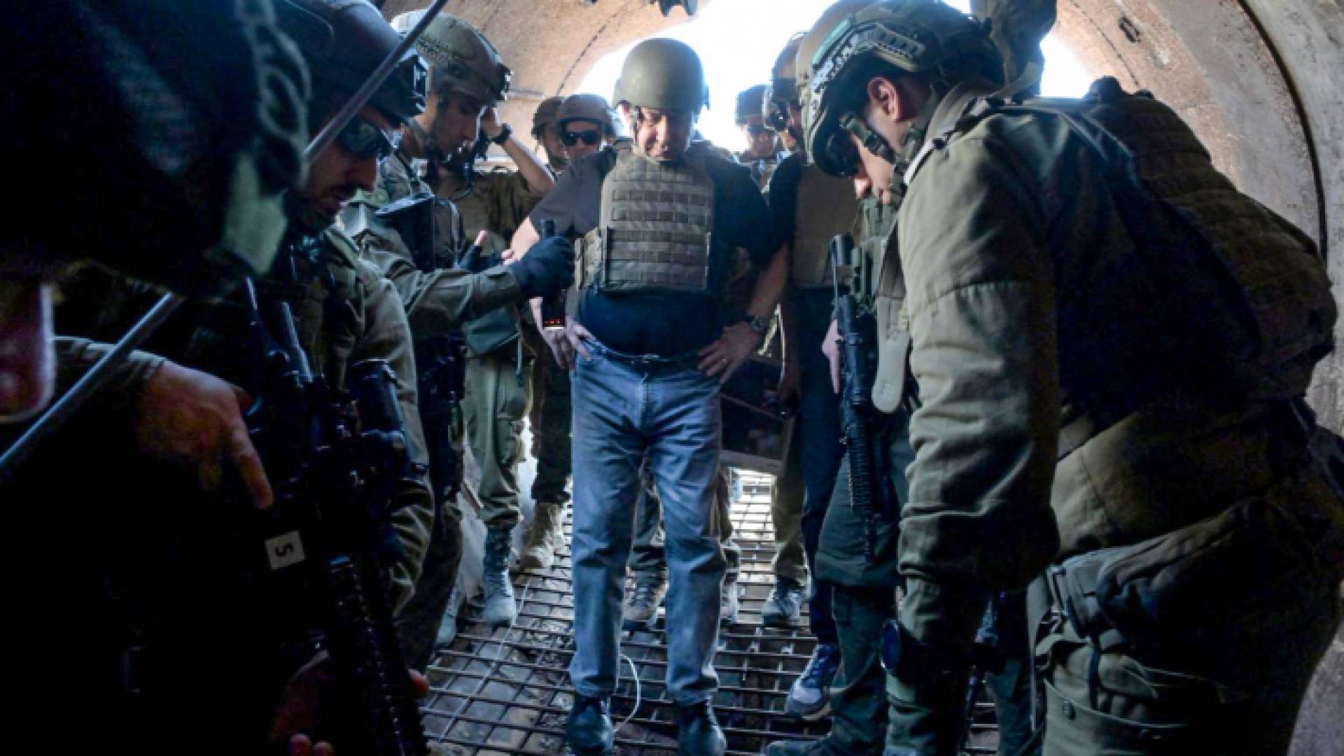 جيش الاحتلال ونتنياهو أمام أحد الأنفاق التي زعم اكتشافها في غزة