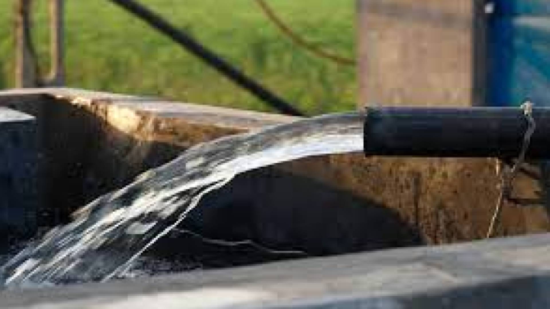 أنبوب ضخ مياه