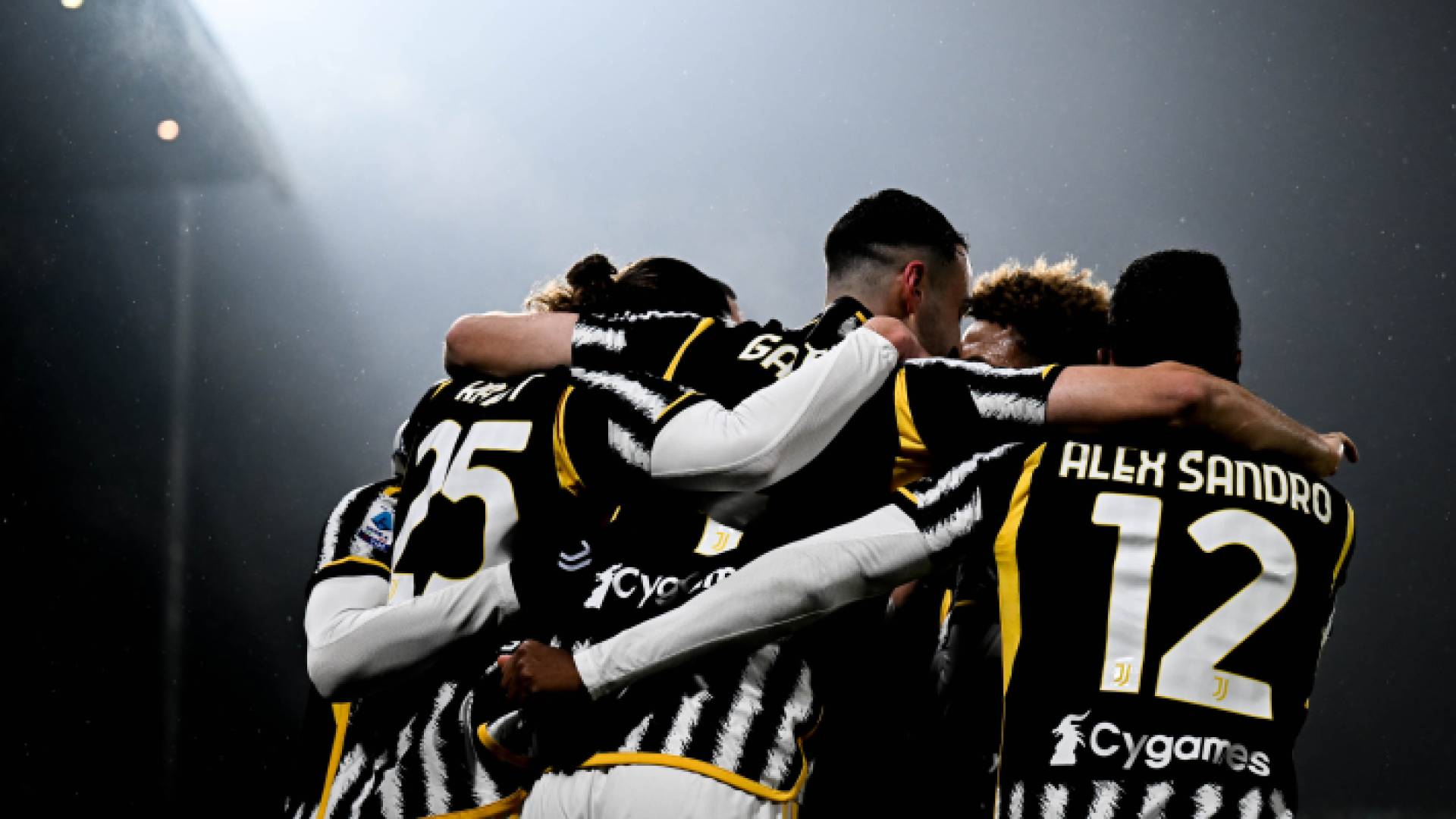 لاعبو يوفنتوس يحتفلون بهدف سابق