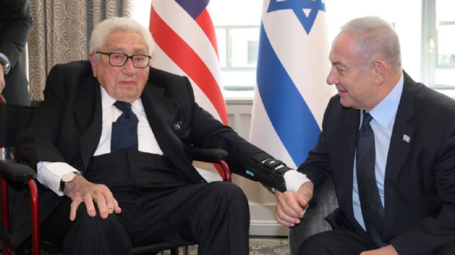 رئيس وزراء الاحتلال بنيامين نتنياهو ووزير الخارجية الأمريكية الراحل هنري كيسنجر