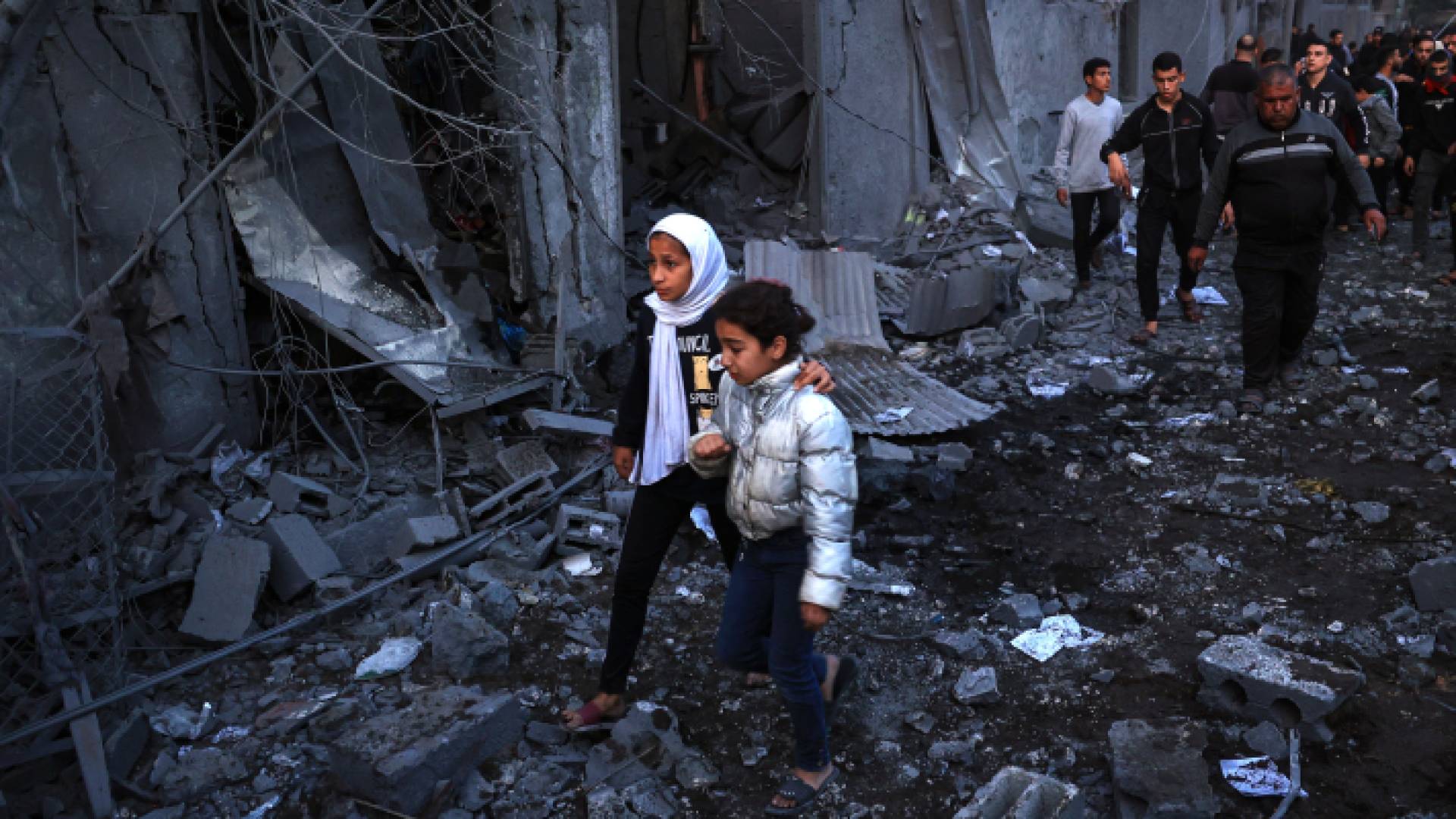 طفلتان تسيران بين الركام في غزة