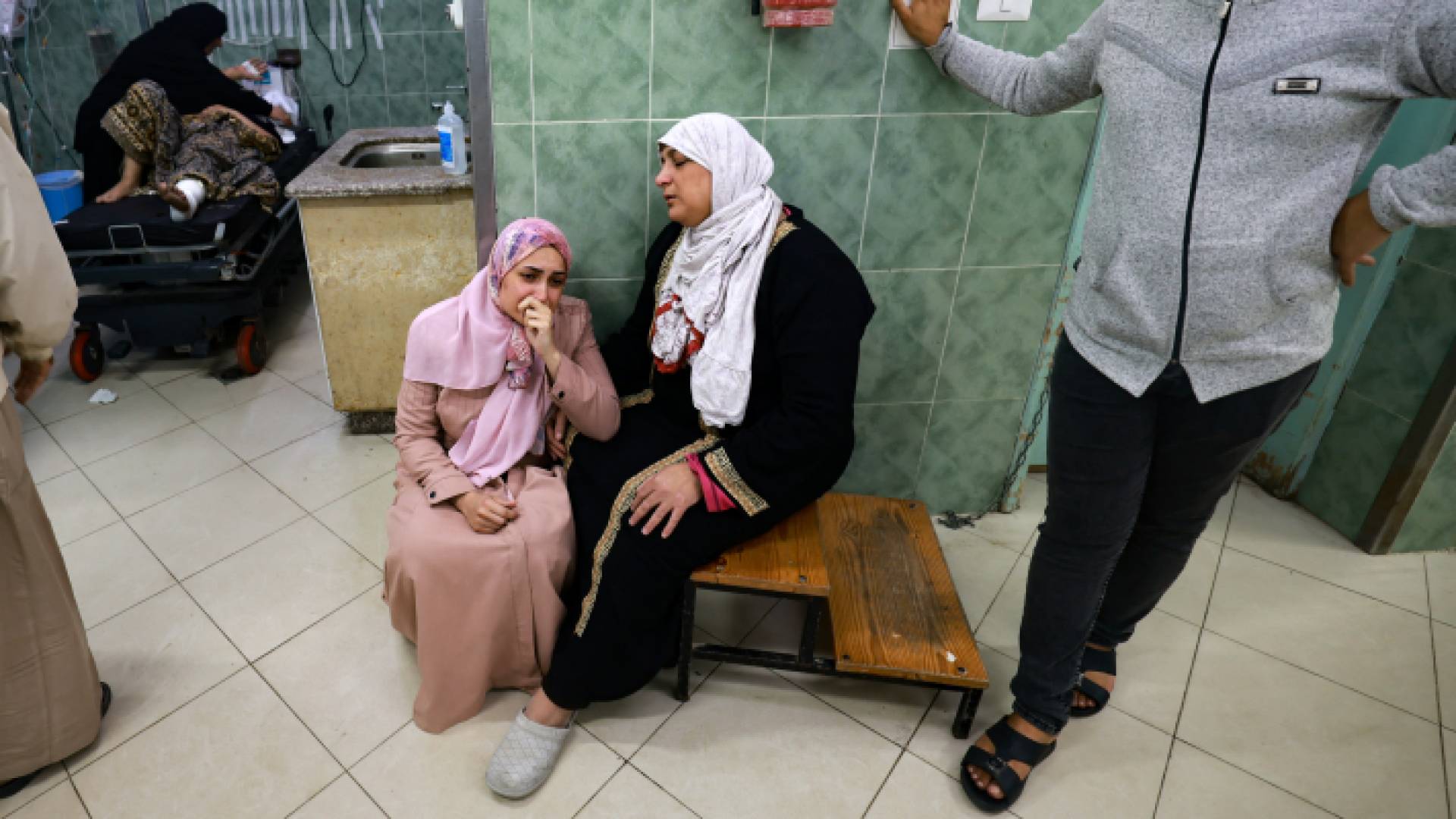 فلسطينيتان تبكيان بعد قصف الاحتلال الإسرائيلي لمنزلهما