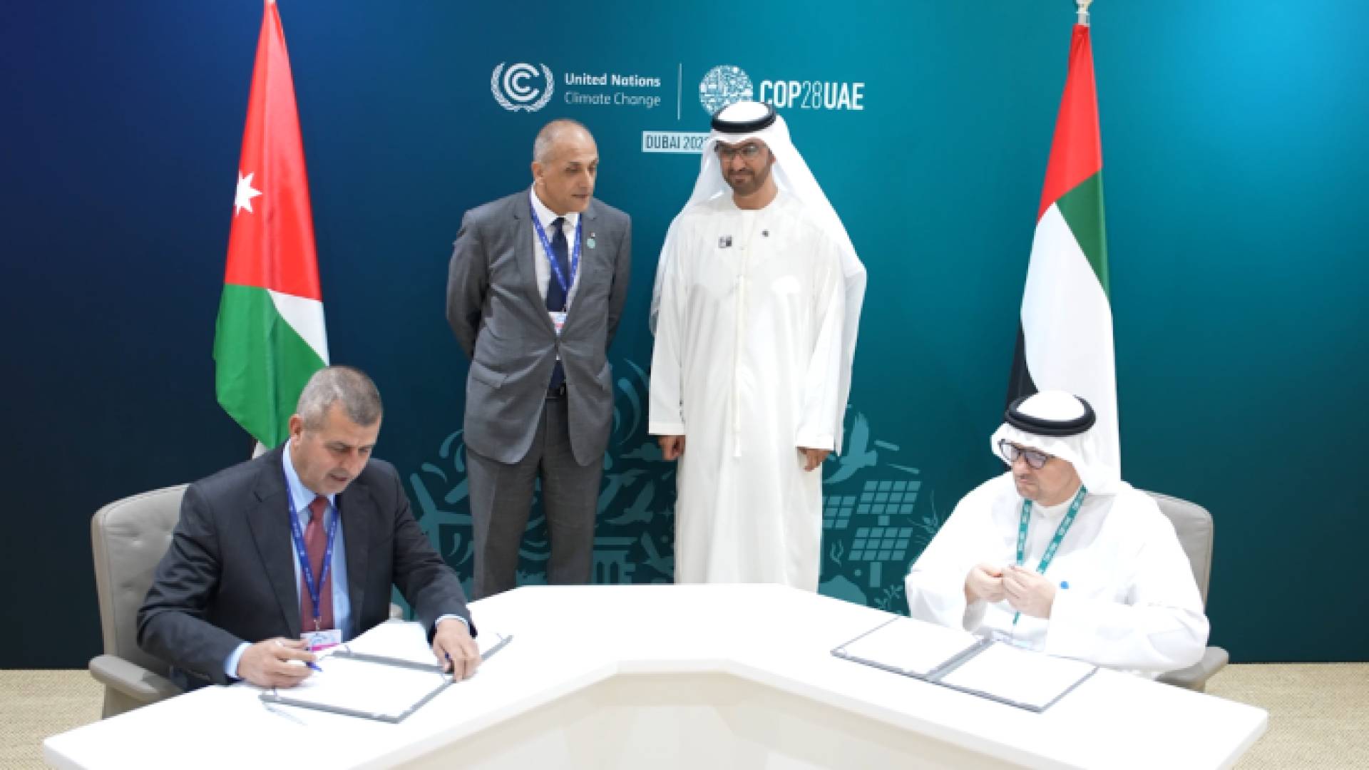 الصورة خلال توقيع الاتفاقية