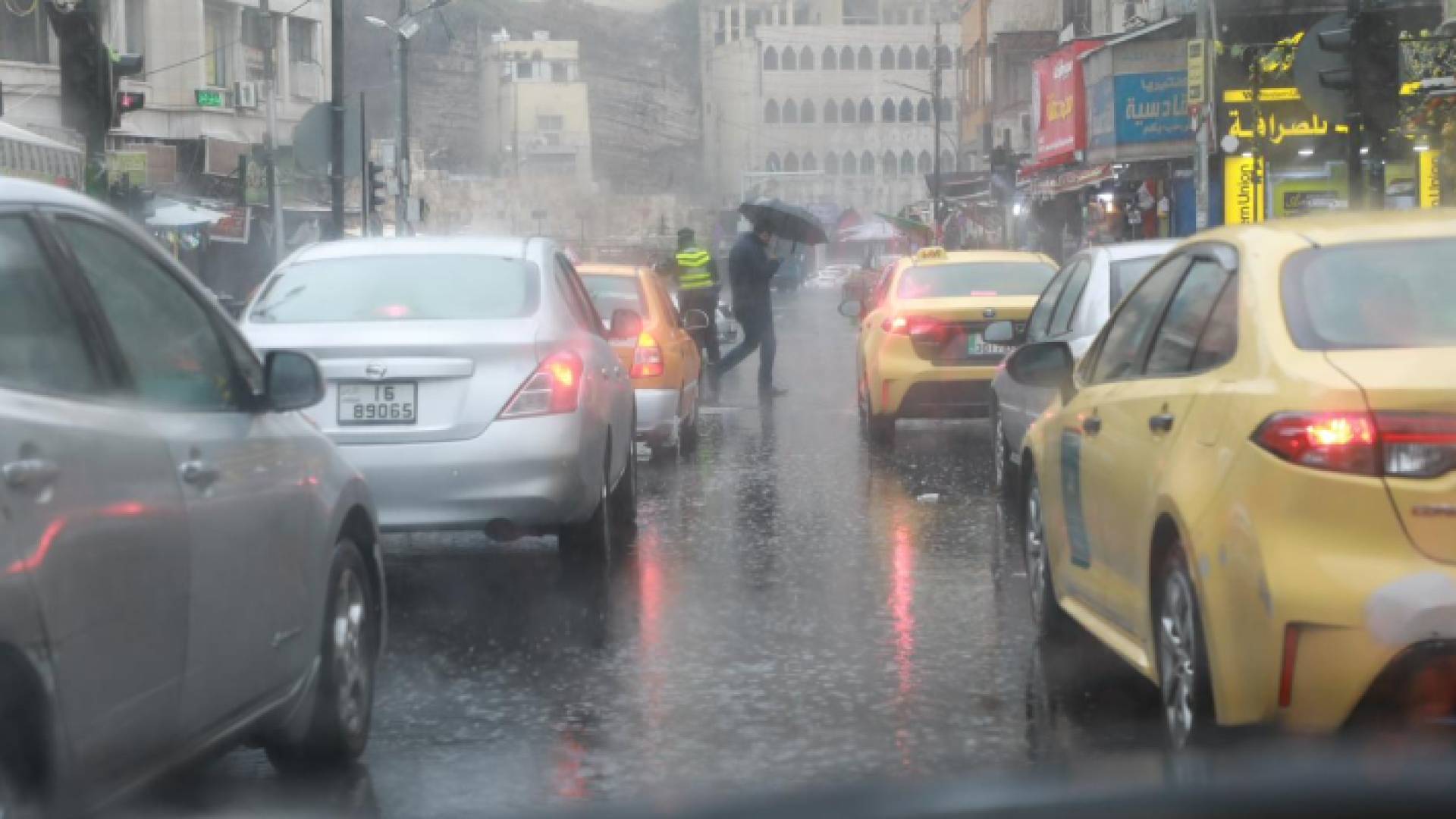 مركبات في أحد شوارع العاصمة عمان