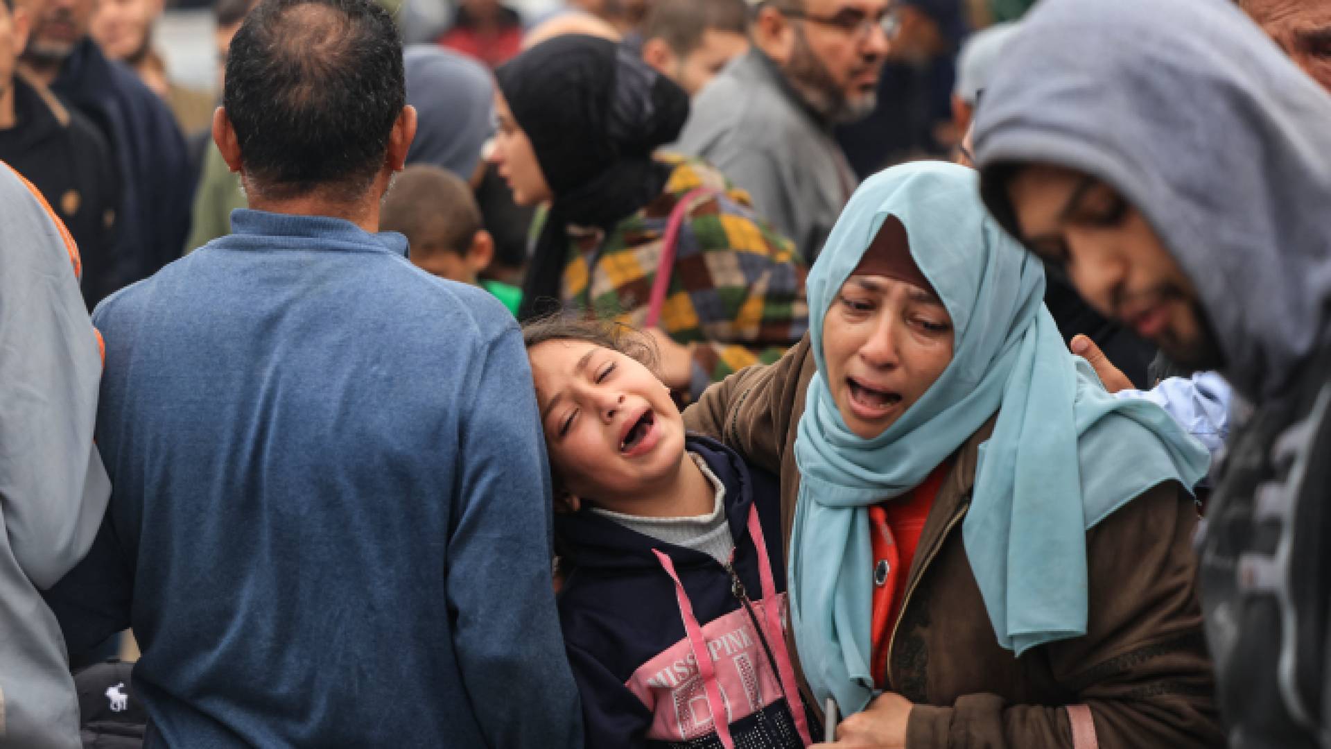 فلسطينيون يبكون ذويهم في قطاع غزة الذين ارتقوا بعدوان الاحتلال