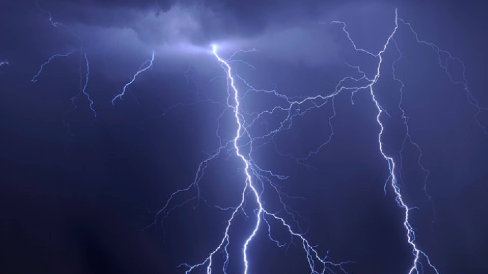 صواعف برق ورعد في السماء