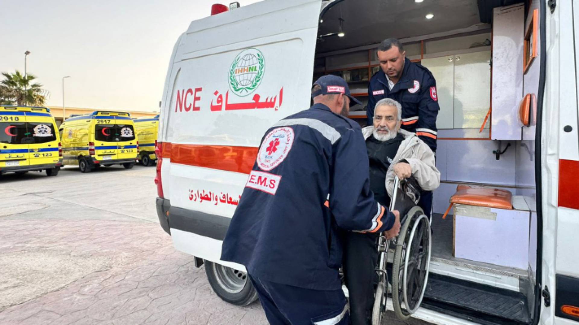 كوادر الدفاع المدني في غزة تنقل مصابا استهدف منزله بقصف للاحتلال