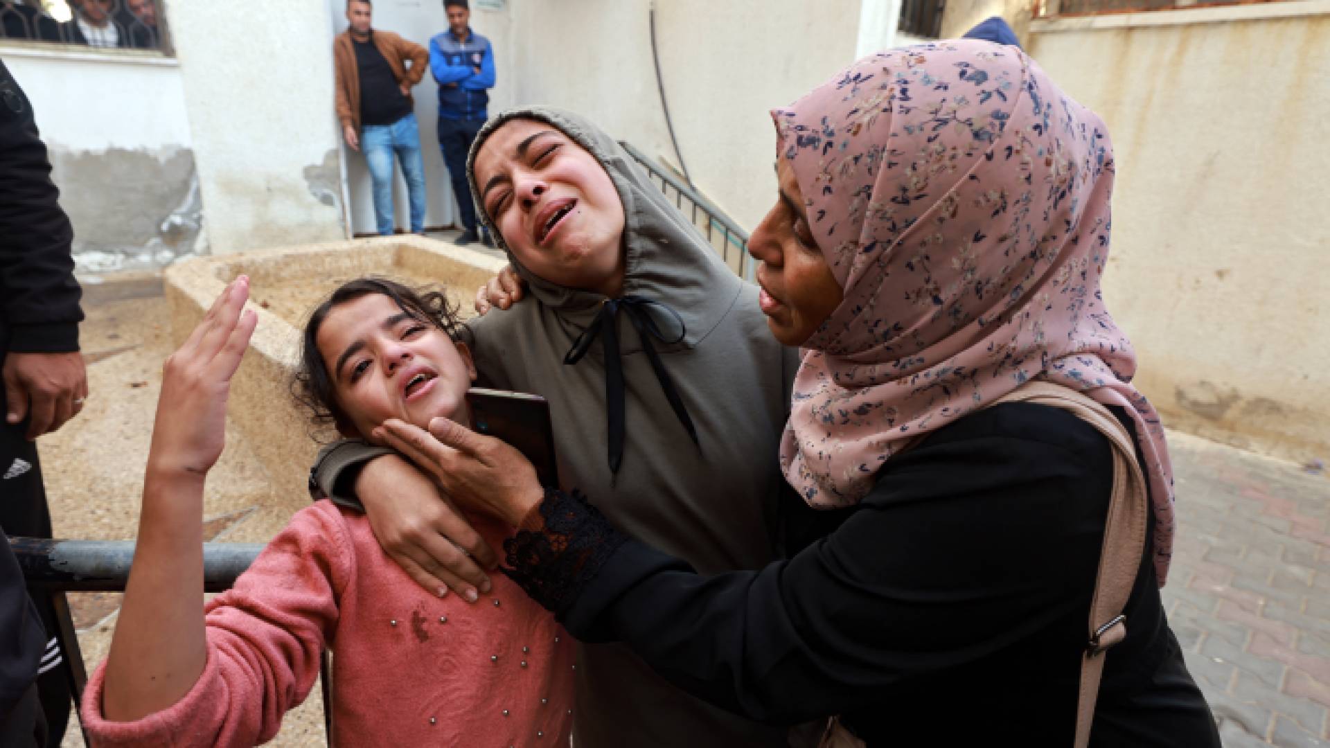 فلسطينيات يبكين ذويهن في قطاع غزة