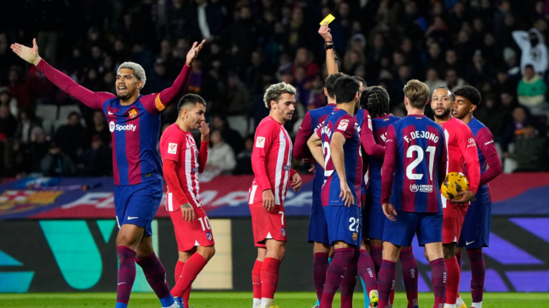 من مباراة برشلونة وأتلتيكو مدريد