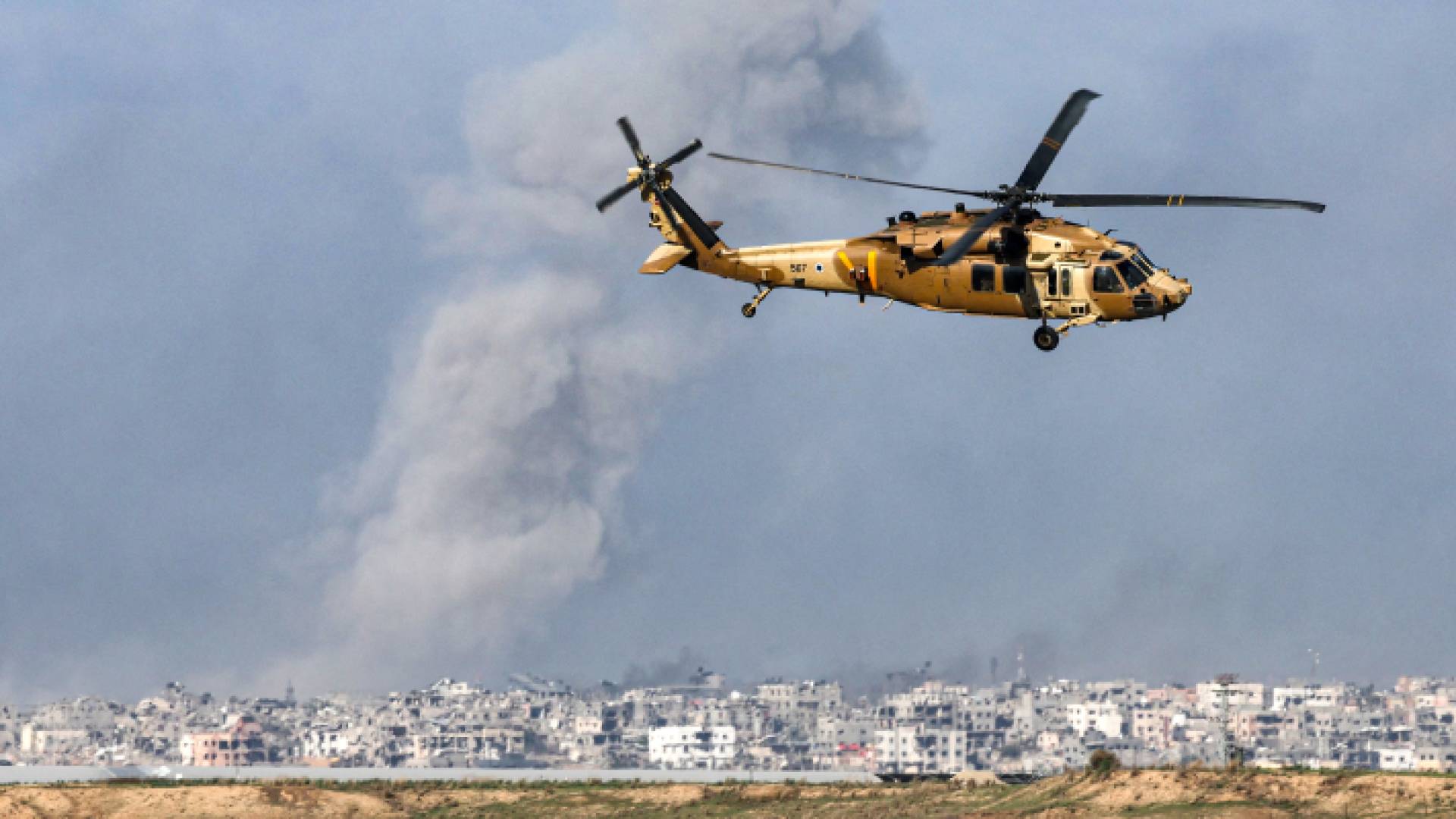 مروحية عسكرية من طراز بلاك هوك تابعة لجيش الاحتلال تحلق بالقرب من غزة