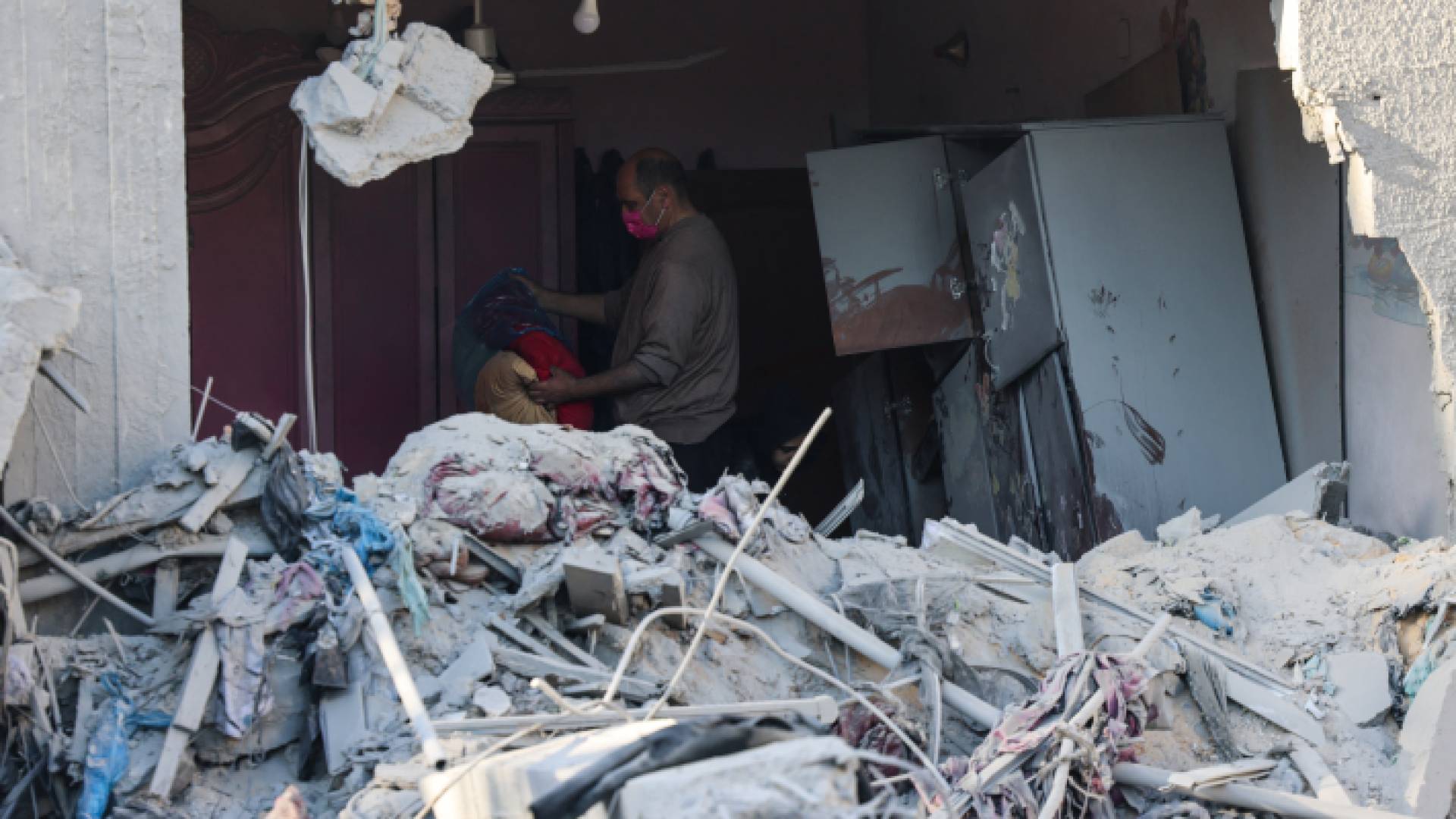 فلسطيني عقب قصف الاحتلال الإسرائيلي لمنزله في قطاع غزة